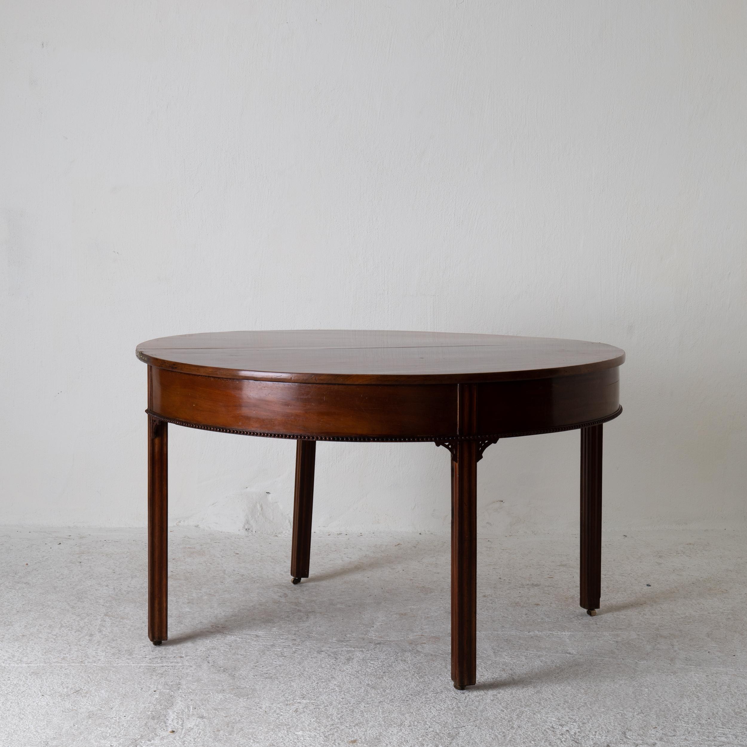 Tabelle Spieltisch Gustavian Swedish demilune mahagoni braun, Schweden. Ein Spieltisch aus der Gustavianischen Zeit in Schweden. Furniert in dunkelbraunem Mahagoni, verziert mit einer Perlenkette und geriffelten Beinen. Demilune-Form, die sich zu