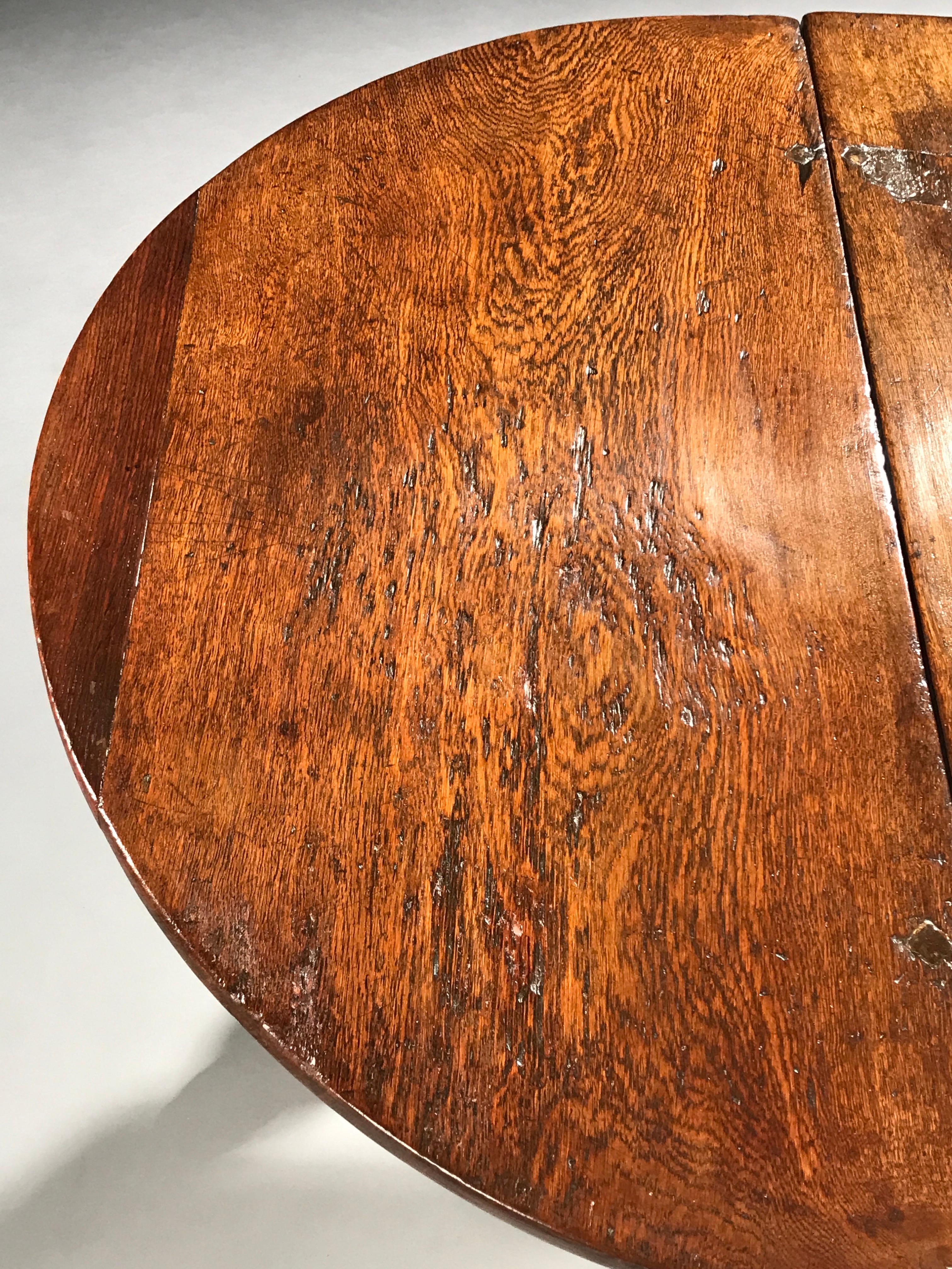 Milieu du XVIIe siècle Table Gateleg Oval Oak Flemish Split Leg 5ft Original Ironwork Architetural en vente