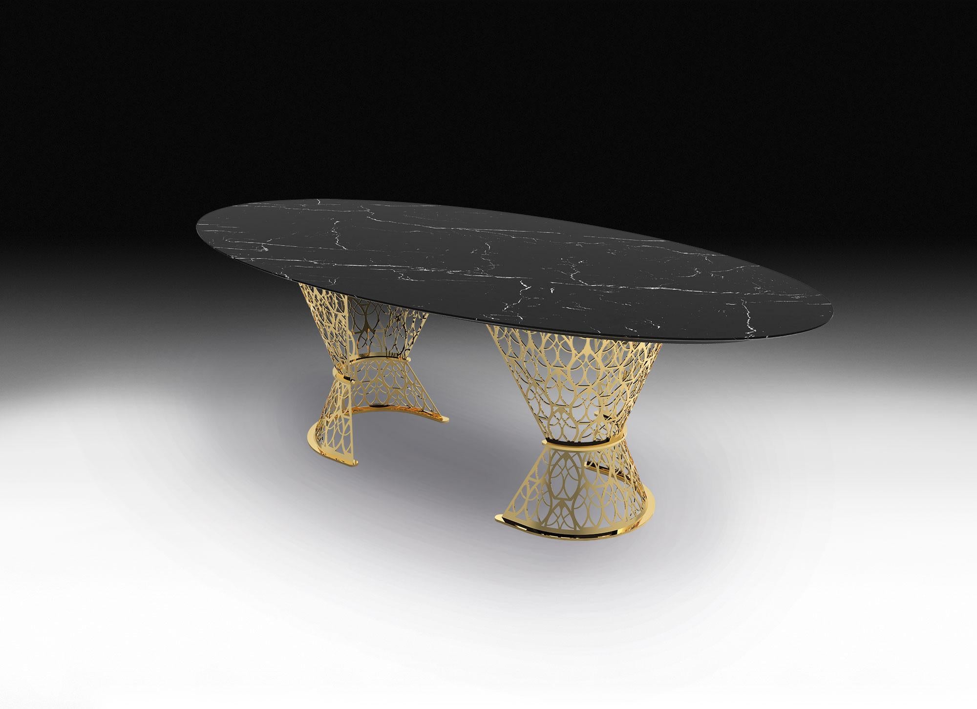 Même dans l'atmosphère la plus classe, Gatsby agit comme une table luxueuse et majestueuse, née pour attirer les regards.

Le mélange inattendu de marbre et de métal perforé donne vie à une table impressionnante, dans laquelle même les formes