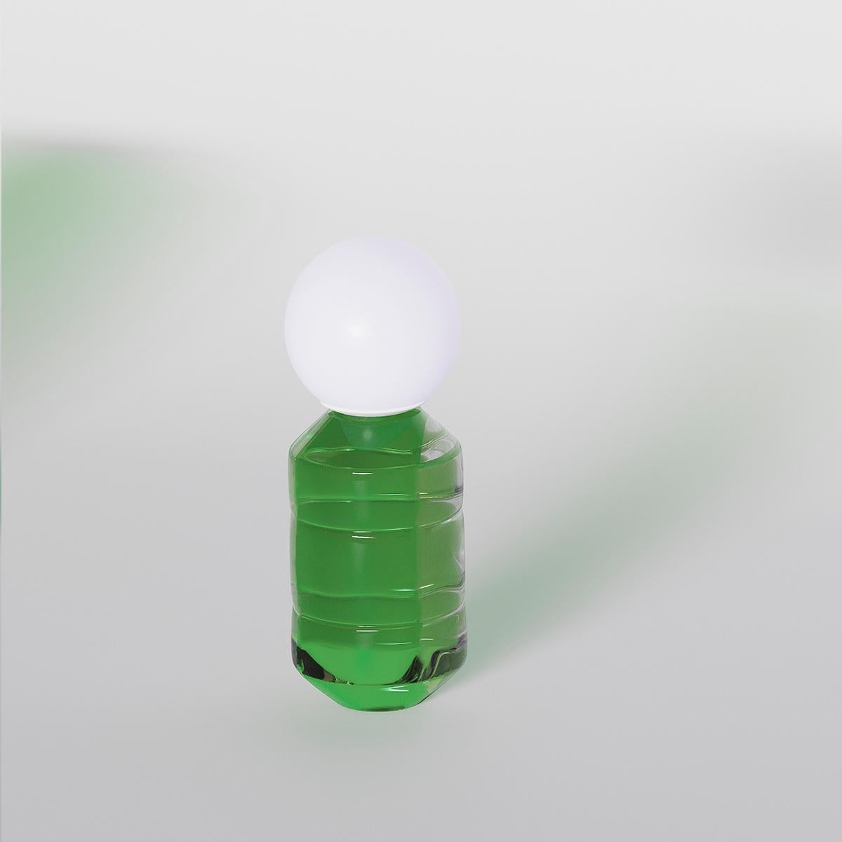 Handgefertigte Tischlampe aus Glas, Navazi, moderne mundgeblasene Beleuchtung mit undurchsichtigem Glas (Minimalistisch) im Angebot