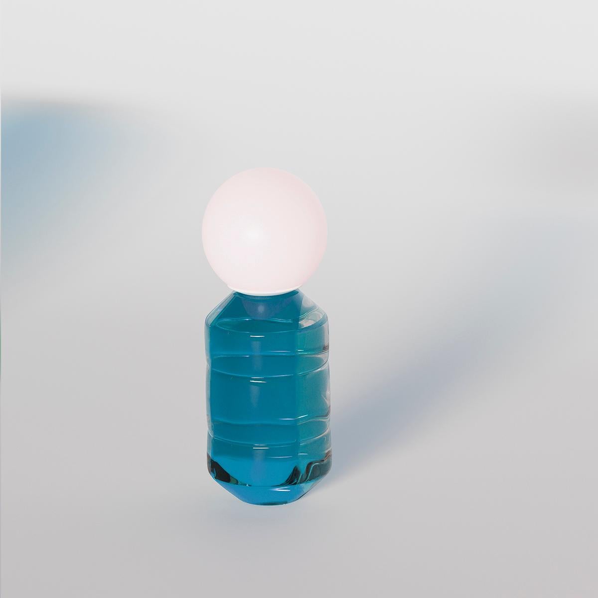 Tischlampe aus Glas, Navazi, 200x490 mm, moderne mundgeblasene Beleuchtung mit Glaskugel im Angebot 5
