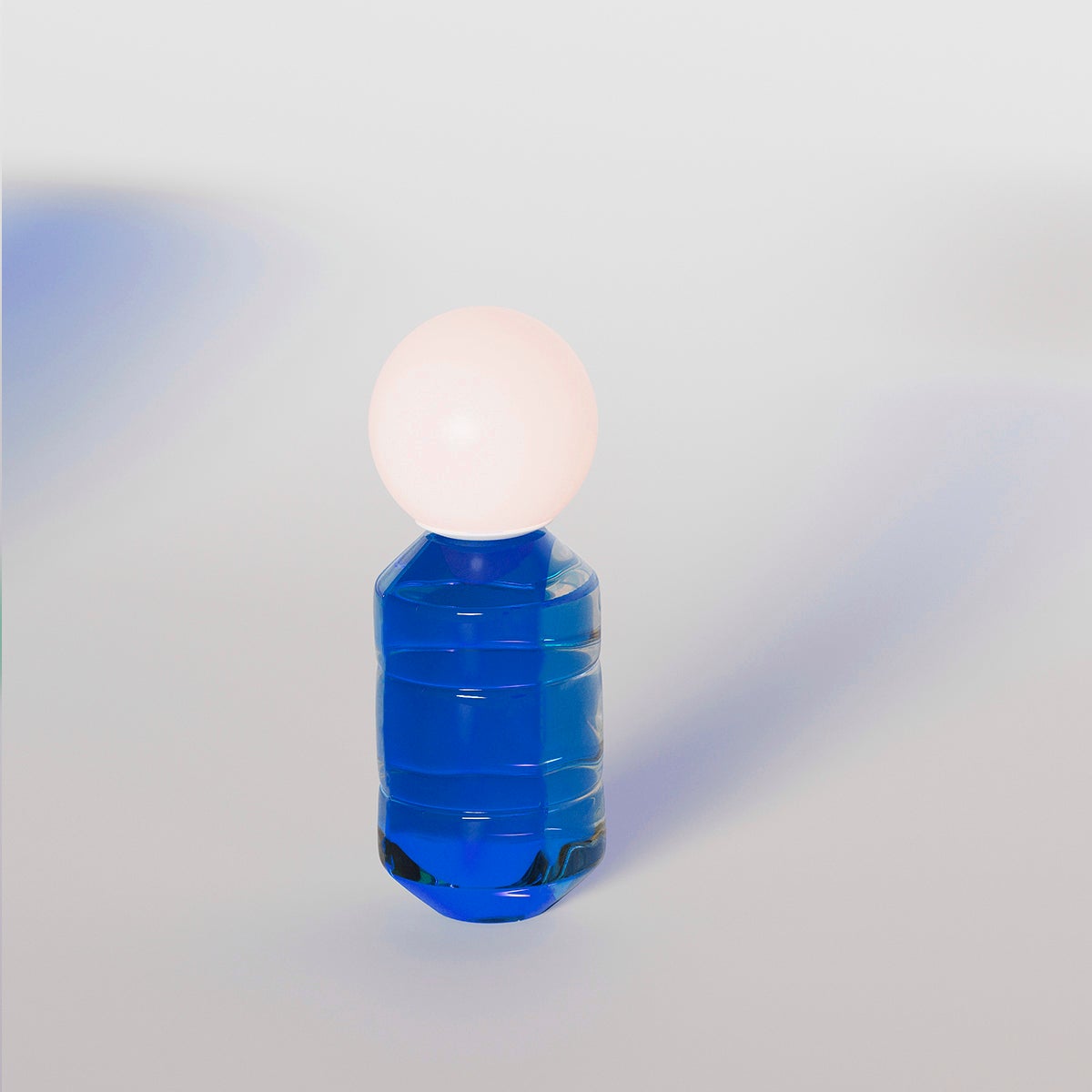 Tischlampe aus Glas, Navazi, 200x490 mm, moderne mundgeblasene Beleuchtung mit Glaskugel im Angebot