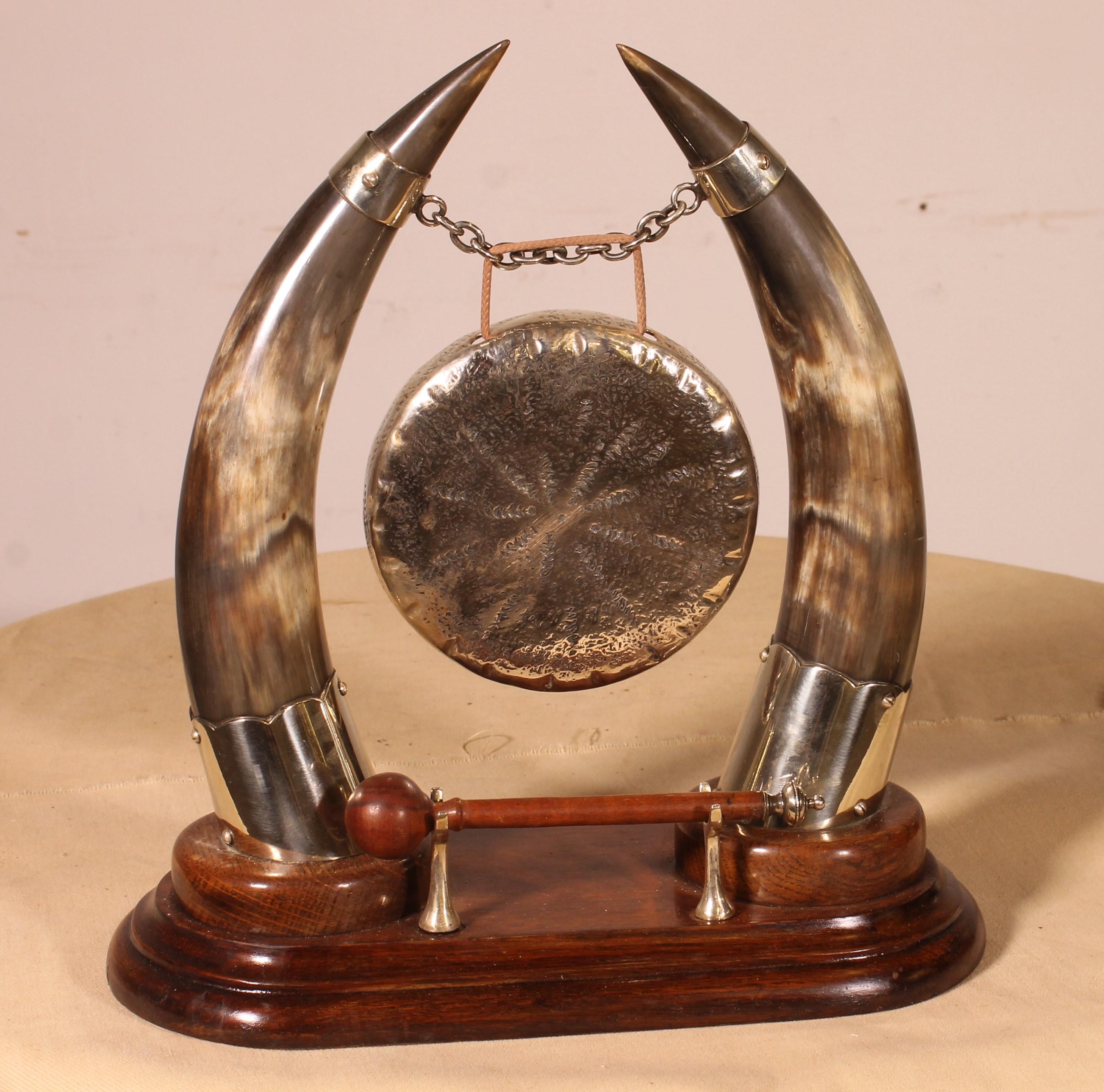 Gong de table en chêne et corne de vache du 19e siècle
Pièce de curiosité en parfait état avec une superbe patine et son bâton de marteau d'origine.
