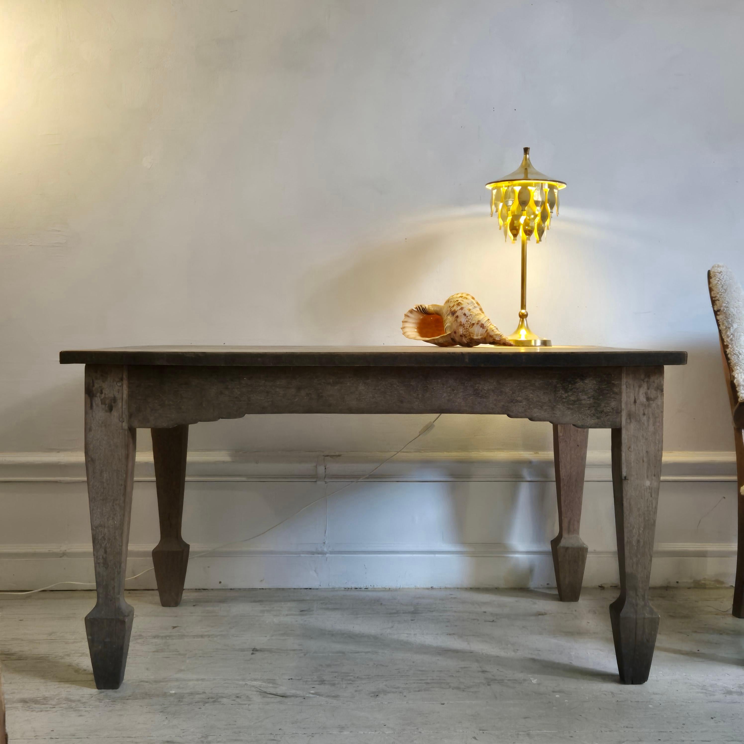 Une belle table fabriquée à la fin du 19ème siècle, un beau mélange de mobilier jugend et folklorique suédois / allmoge. Parfait pour une table de bibliothèque, un bureau ou une table de cuisine. H 79,5 cm.

Bouchons en bois, fabriqués à la main