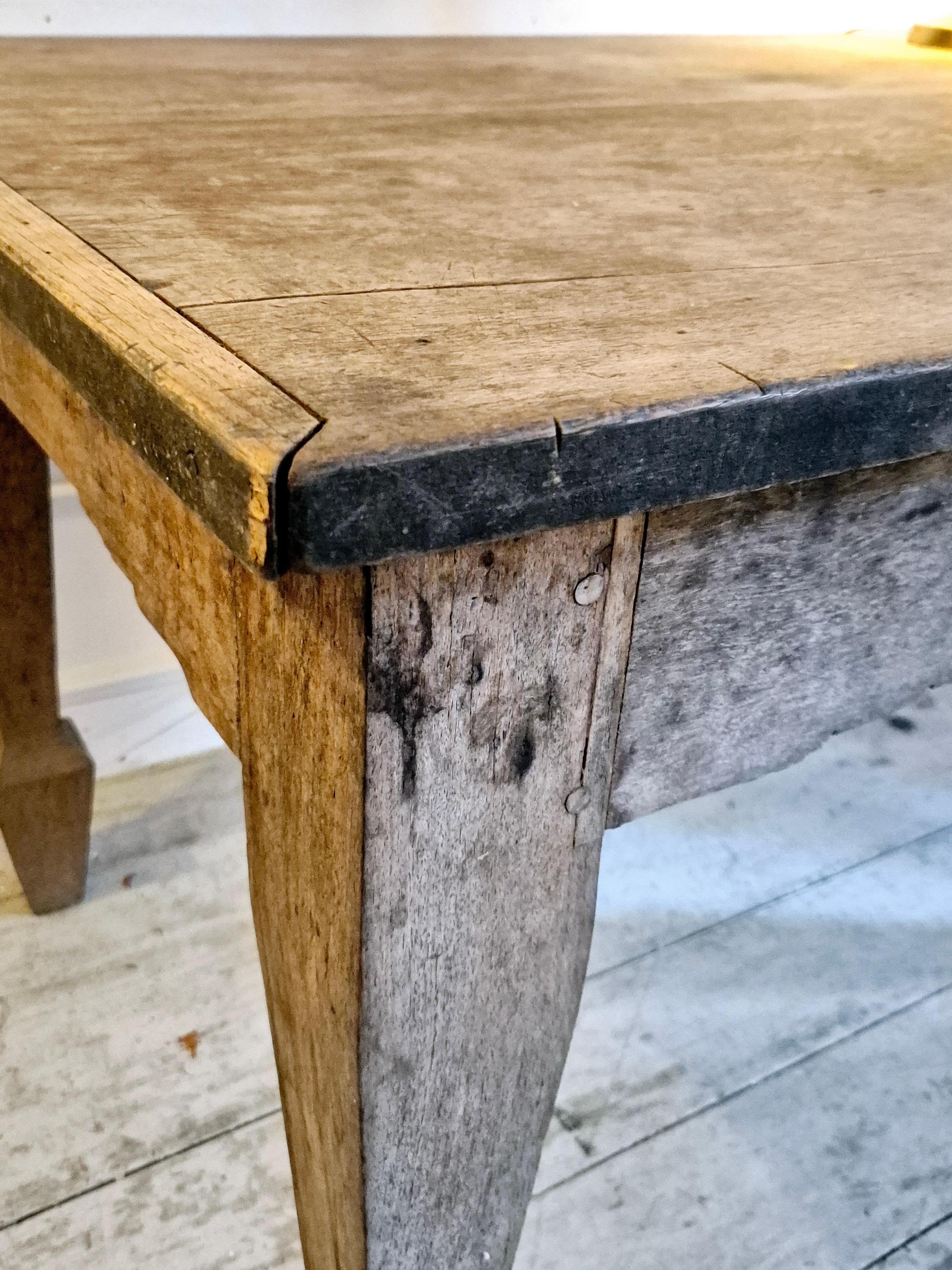 Artisanat Table fabriquée à la main en Suède à la fin du 19e siècle, magnifique mélange de bois de jute et d'allmoge. en vente