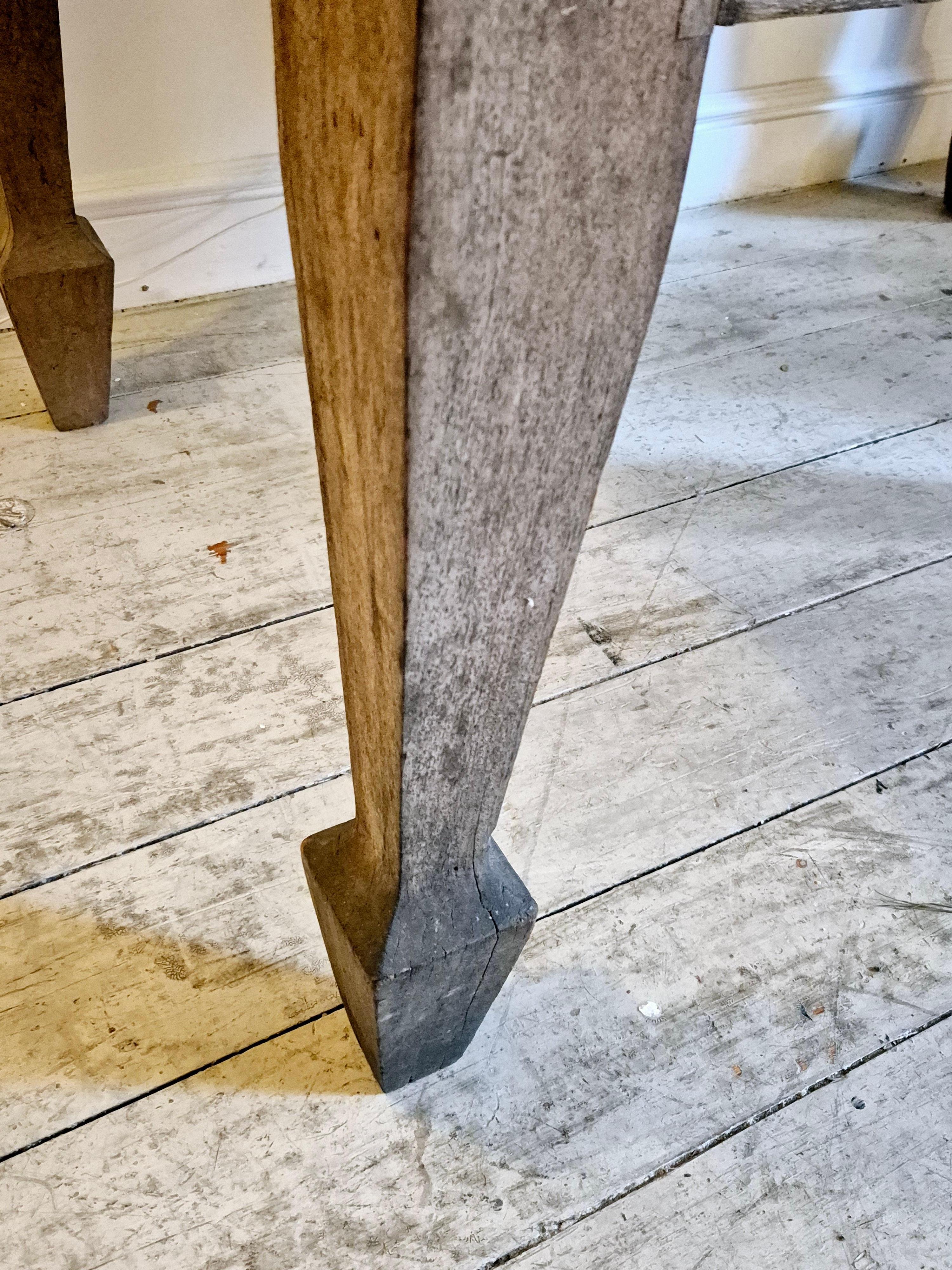 Suédois Table fabriquée à la main en Suède à la fin du 19e siècle, magnifique mélange de bois de jute et d'allmoge. en vente