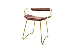 Tischhöhe Organic BarStool w. Rückenlehne Metall in Altmessing und dunkelbraunes Leder