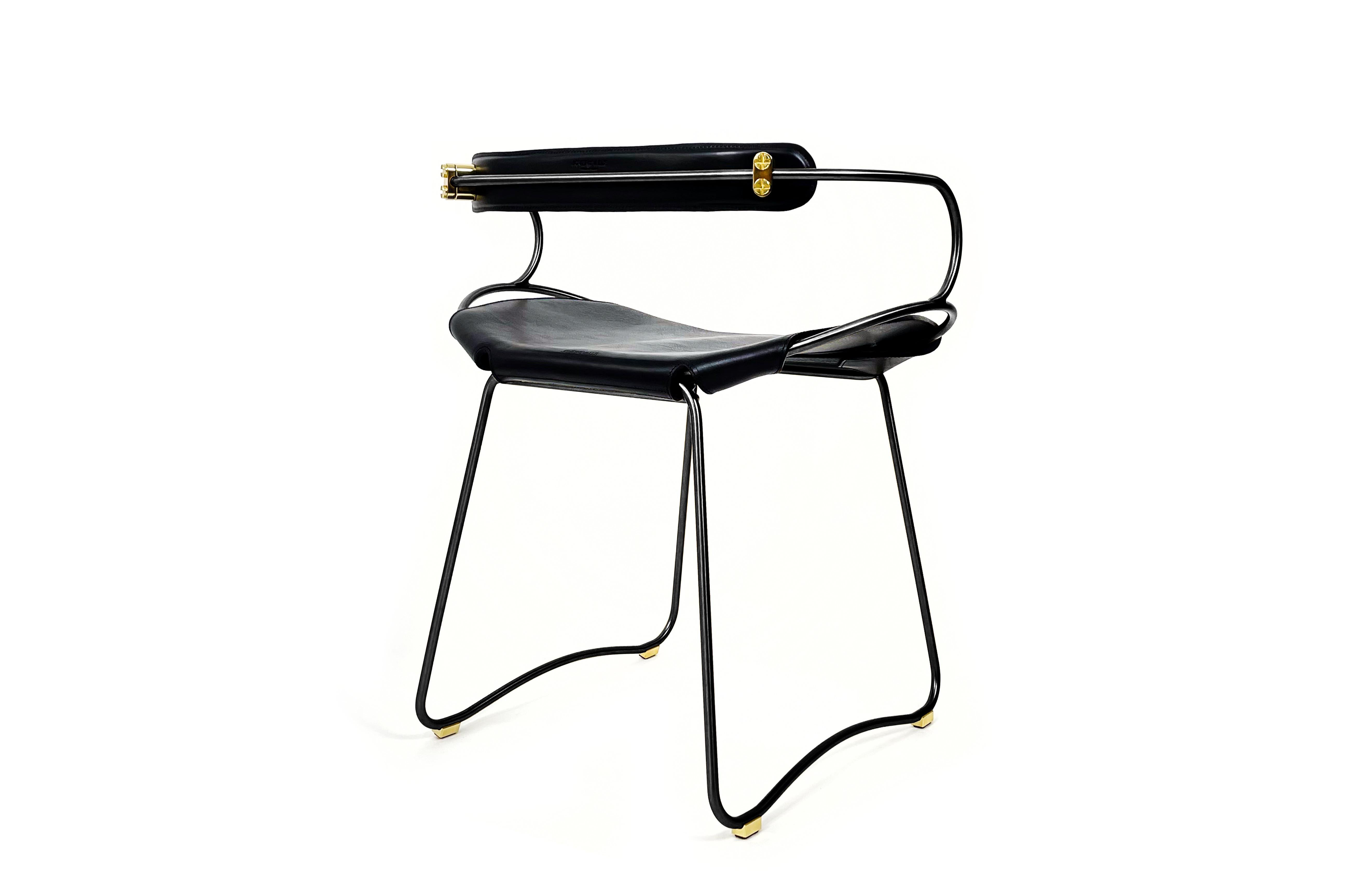 Silla escultural de altura de mesa Taburete con respaldo Metal ahumado negro y cuero negro Español en venta