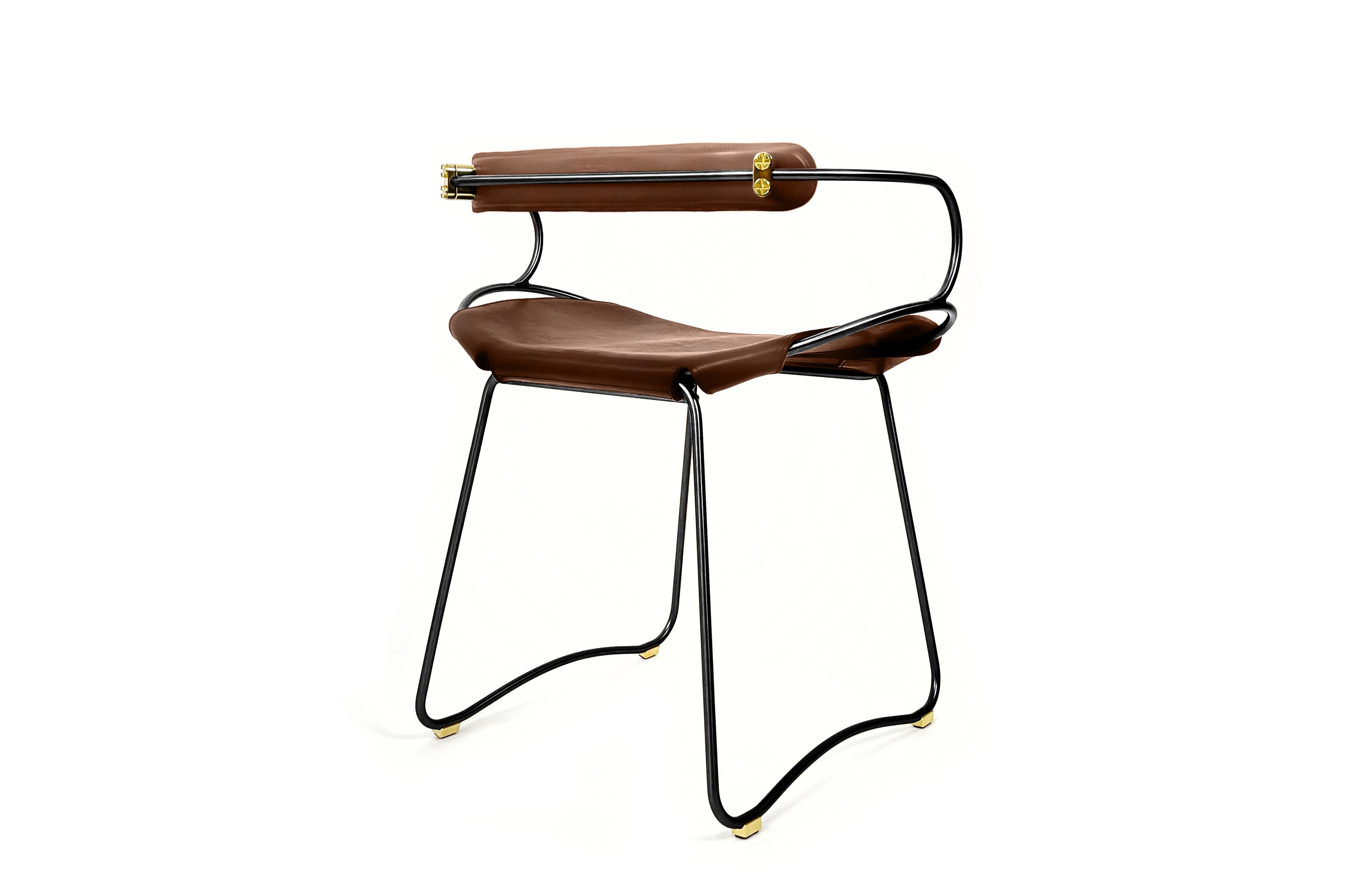 Der Hug Contemporary Tischhocker mit Rückenlehne wurde mit einer leichten Ästhetik entworfen und konzipiert. Die leichte Schwingung der Stahlstange von 12 mm wird durch die Flexibilität des doppelten 3,5 mm dicken Leders ergänzt. Wenn man in diesem