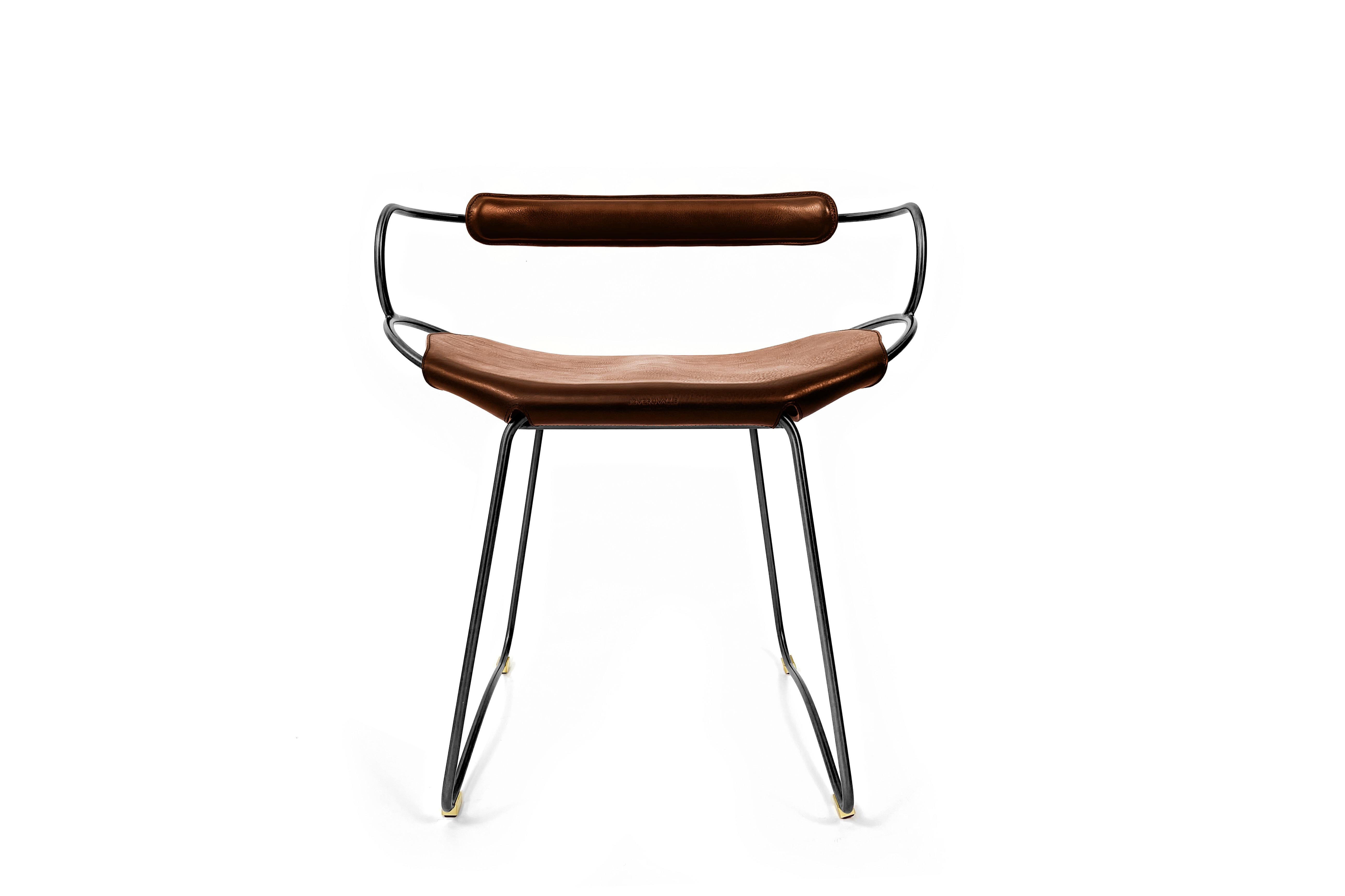 Zeitgenössischer Stuhl-Tischhocker mit Rückenlehne aus schwarzem Rauchstahl und dunkelbraunem Leder (Moderne) im Angebot