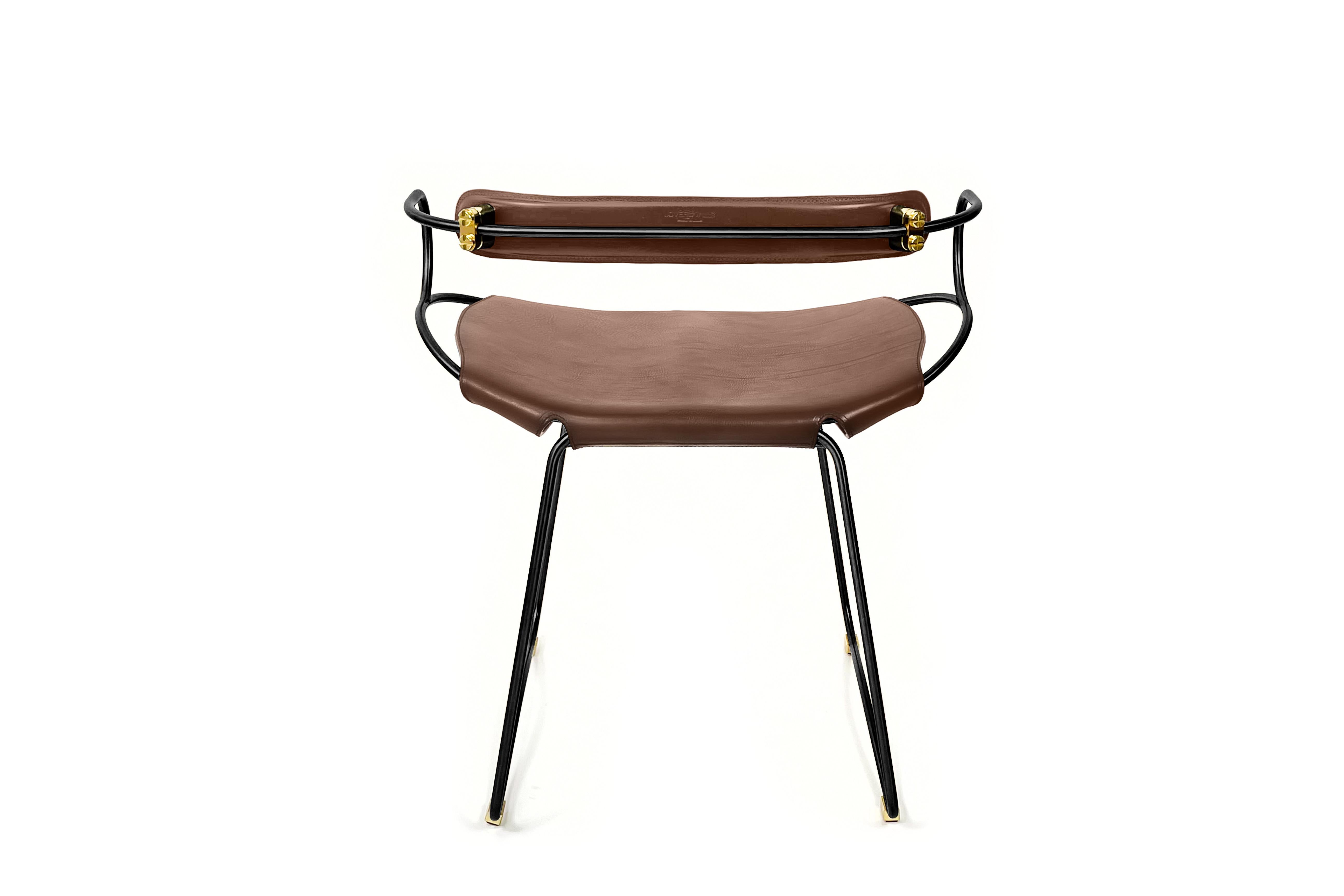 Zeitgenössischer Stuhl-Tischhocker mit Rückenlehne aus schwarzem Rauchstahl und dunkelbraunem Leder (Poliert) im Angebot