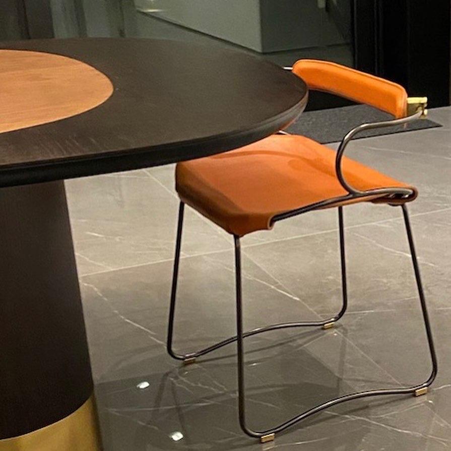 Zeitgenössischer Stuhl-Tischhocker mit Rückenlehne aus schwarzem Rauchstahl und dunkelbraunem Leder im Angebot 1