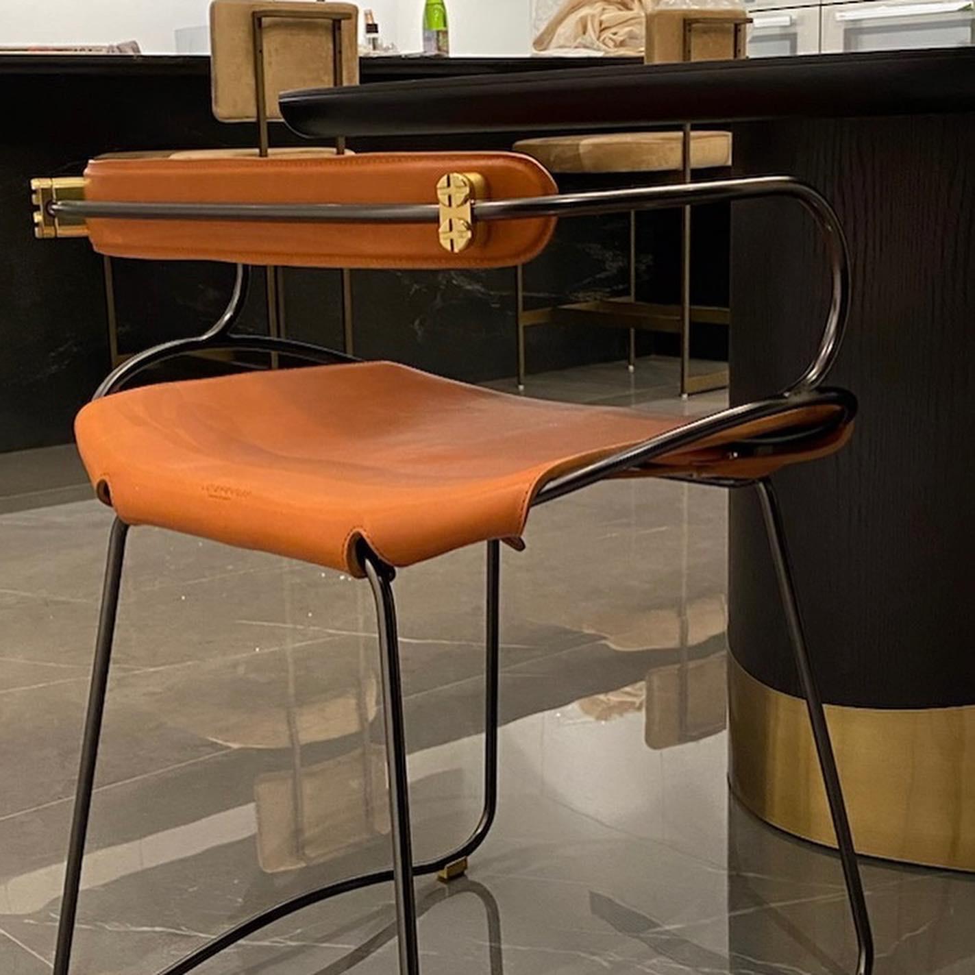Tavolo Sgabello da bar w. Schienale in metallo argento antico e pelle cognac Design organico in vendita 2