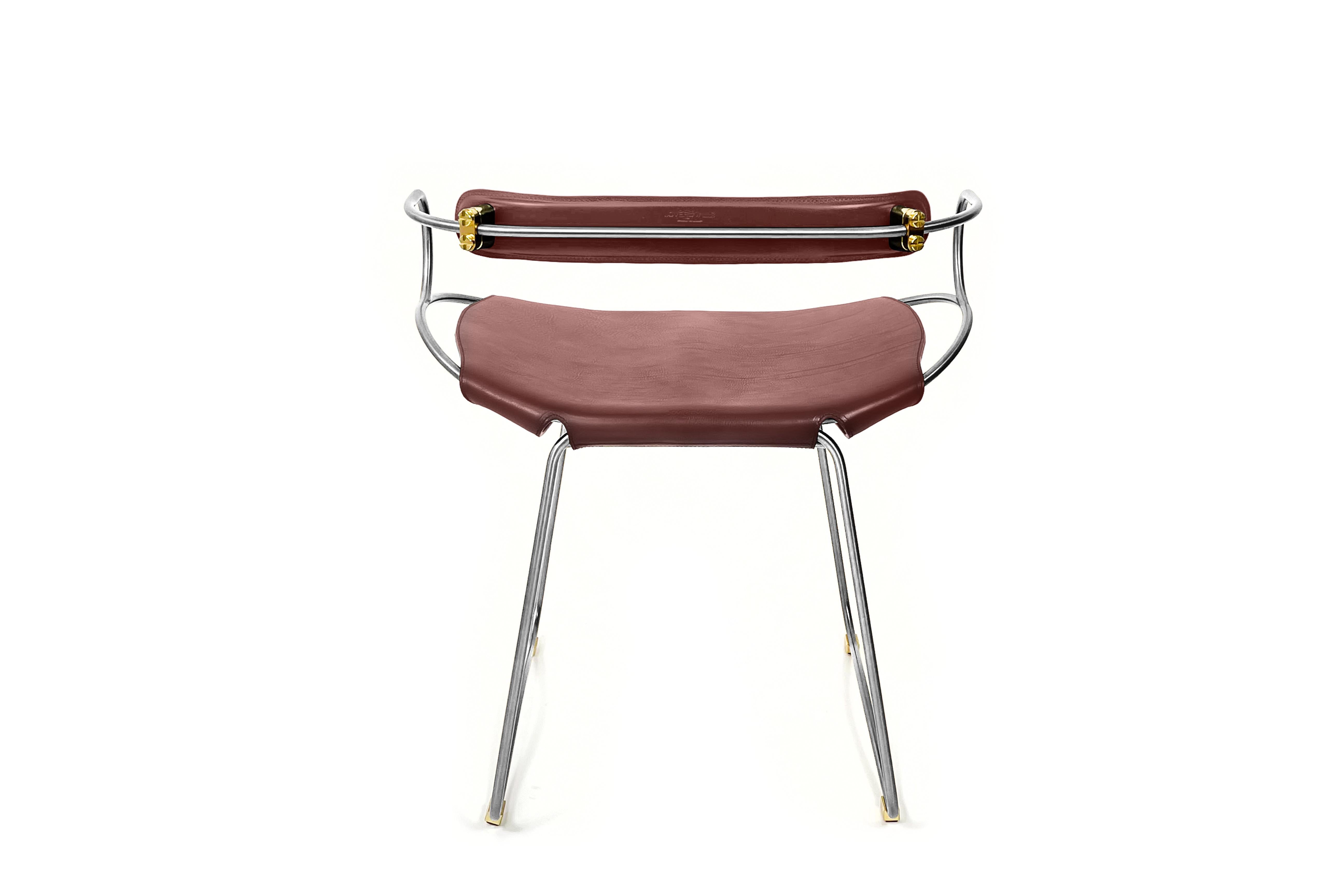 Der Hug Contemporary Tischhocker mit Rückenlehne wurde mit einer leichten Ästhetik entworfen und konzipiert. Die leichte Schwingung der Stahlstange von 12 mm wird durch die Flexibilität des doppelten 3,5 mm dicken Leders ergänzt. Wenn man in diesem