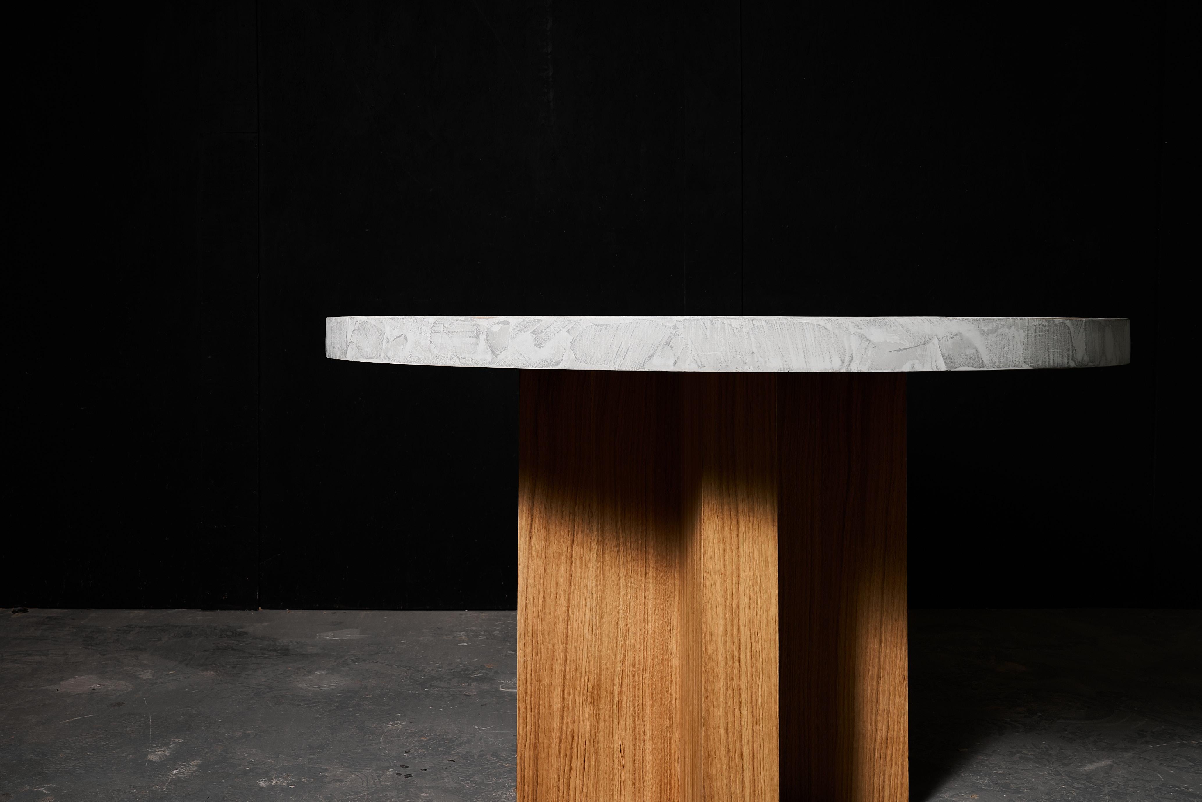 Round Table in Beton Brutalist Style in MDF with a Microcement and Oak Veneer, 100cm.

Transform your space with our premium round table in Beton Brutalist style. Crafted from MDF with a microcement finish, this table embodies the refined strength