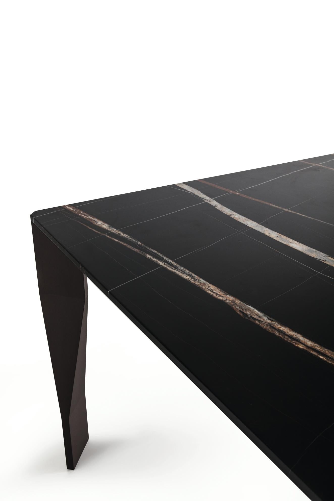 Eleganter Tisch mit Strukturelementen, die dem Volumen Leichtigkeit und Nüchternheit verleihen; der für die Arbeitsplatten verwendete Marmor gestaltet die Proportionen elegant neu. 
Der Diamond-Tisch ist das perfekte fehlende Stück für Ihr