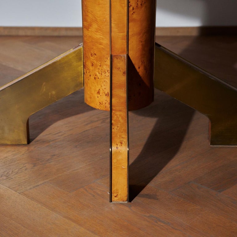 Table in briarwood and brass by Willy Rizzo.

Table in briarwood with brass profiles.

Additional information: 
Material: Briarwood,brass
Artist: Willy Rizzo
Size: 78 H cm 
Diameter: 102 D cm.