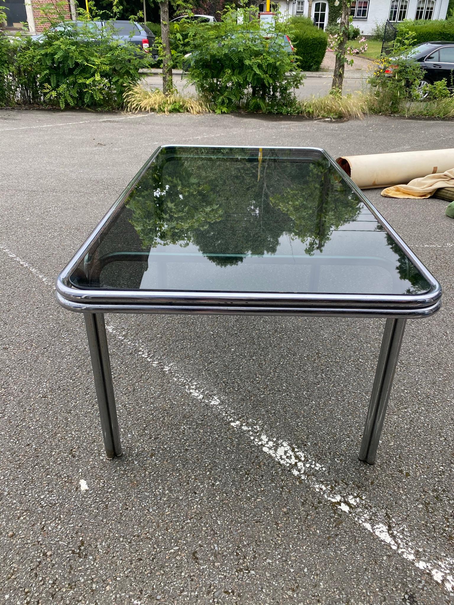 Tisch aus verchromtem Metall und getöntem Glas, um 1970, guter Zustand im Angebot 4