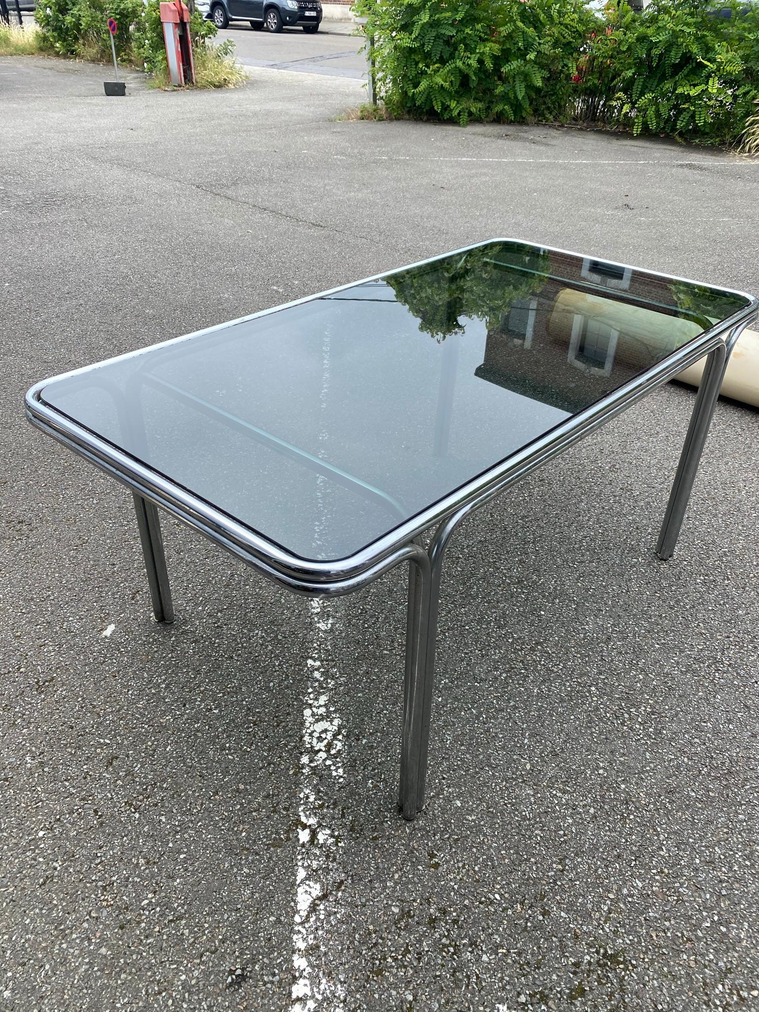 Tisch aus verchromtem Metall und getöntem Glas, um 1970, guter Zustand (Moderne der Mitte des Jahrhunderts) im Angebot