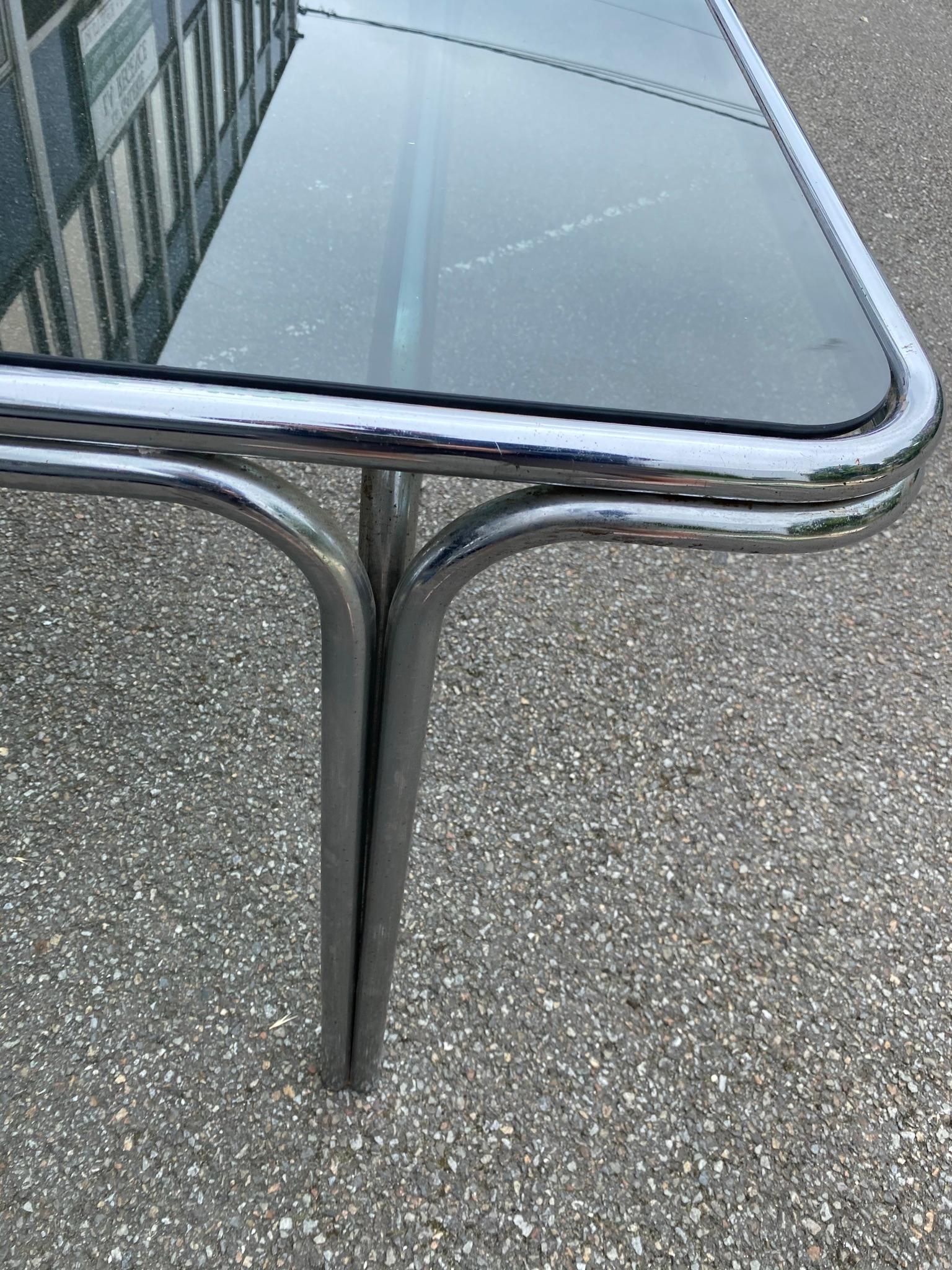 Tisch aus verchromtem Metall und getöntem Glas, um 1970, guter Zustand (Europäisch) im Angebot