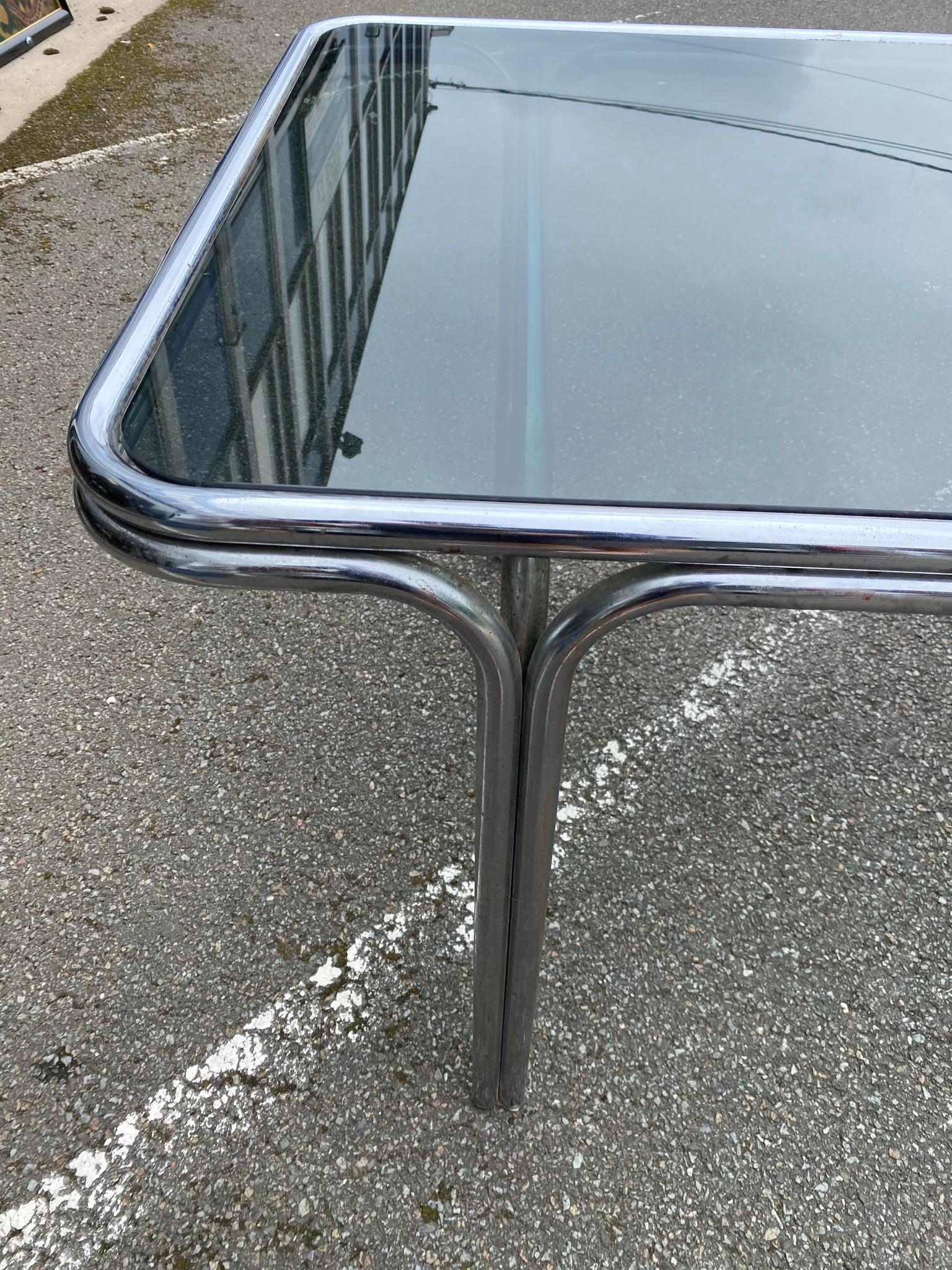 Tisch aus verchromtem Metall und getöntem Glas, um 1970, guter Zustand im Angebot 1