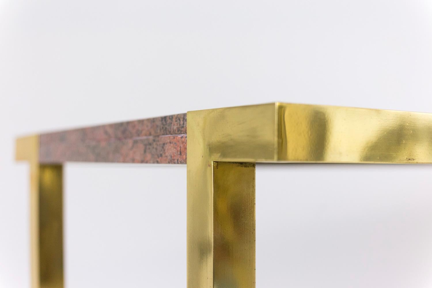 Laiton Table en laiton doré et granit rose:: Italie:: 1970 en vente