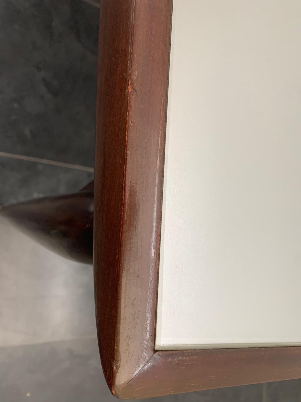 Table en acajou et palissandre avec pointes en laiton, années 1950 en vente 5