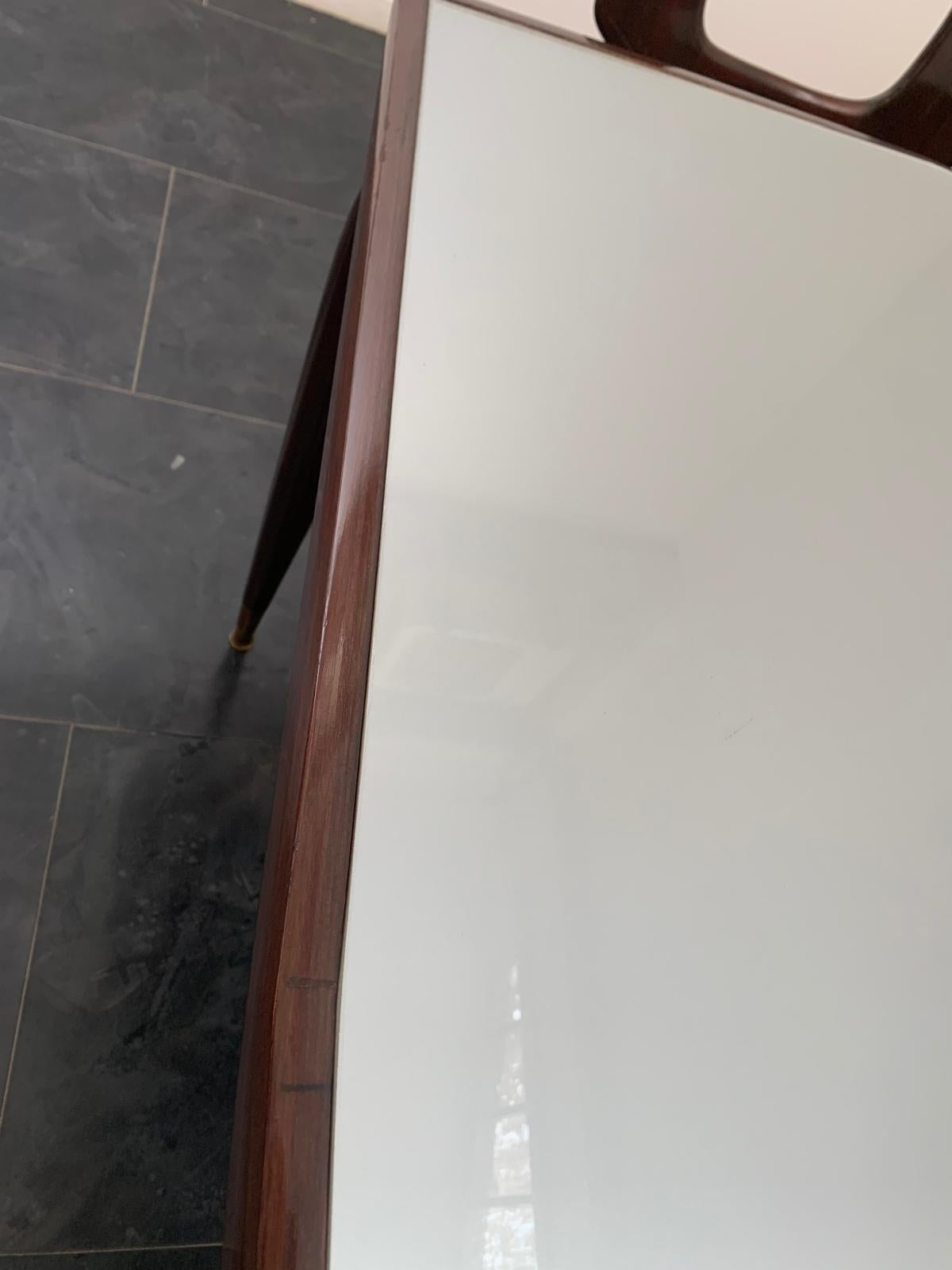 Table en acajou et palissandre avec pointes en laiton, années 1950 en vente 6