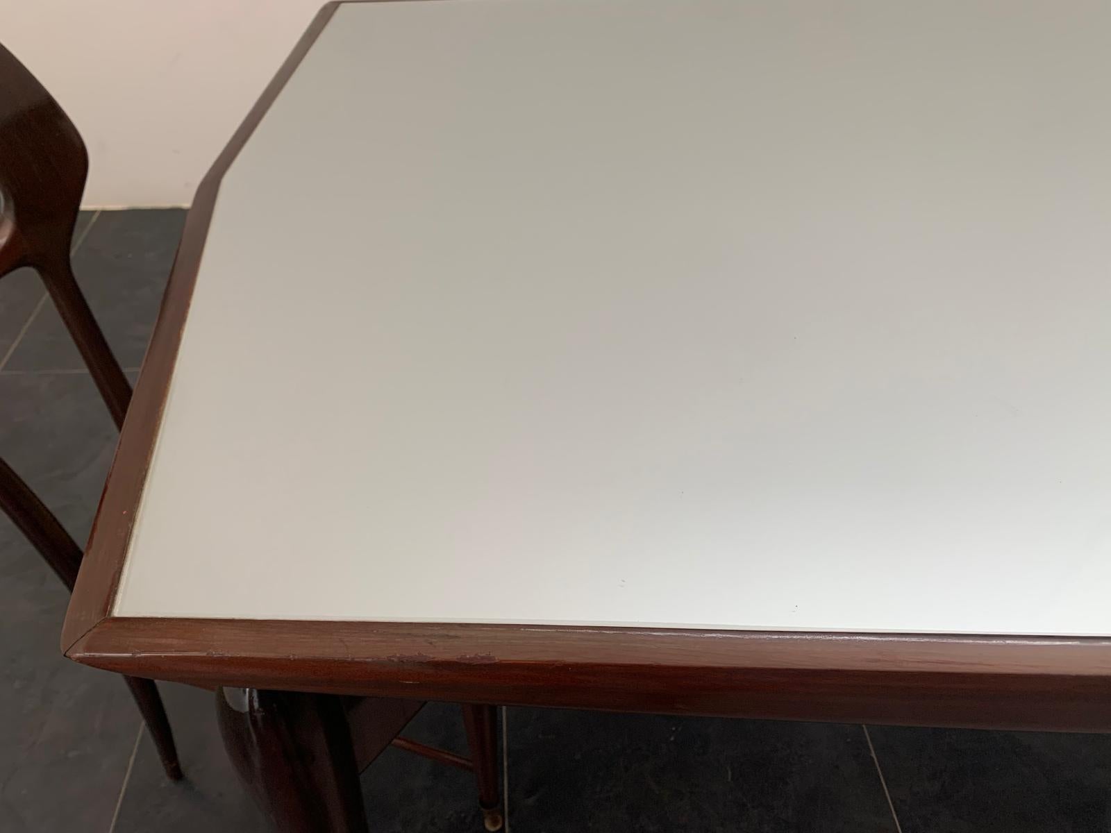 Table en acajou et palissandre avec pointes en laiton, années 1950 en vente 7