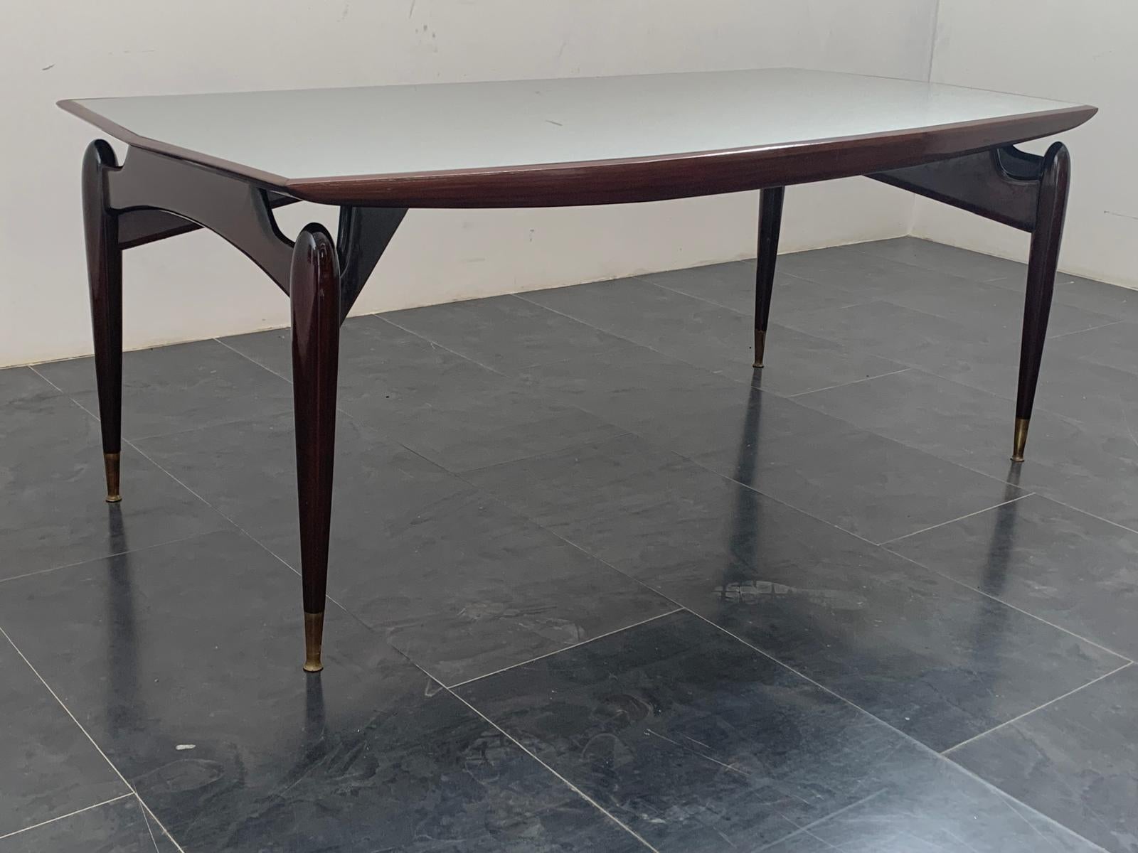 Milieu du XXe siècle Table en acajou et palissandre avec pointes en laiton, années 1950 en vente