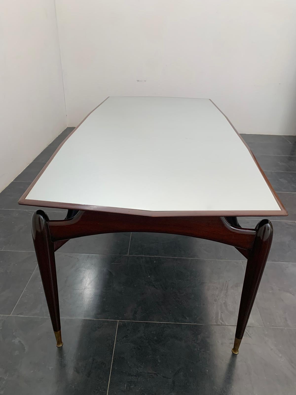 Acajou Table en acajou et palissandre avec pointes en laiton, années 1950 en vente