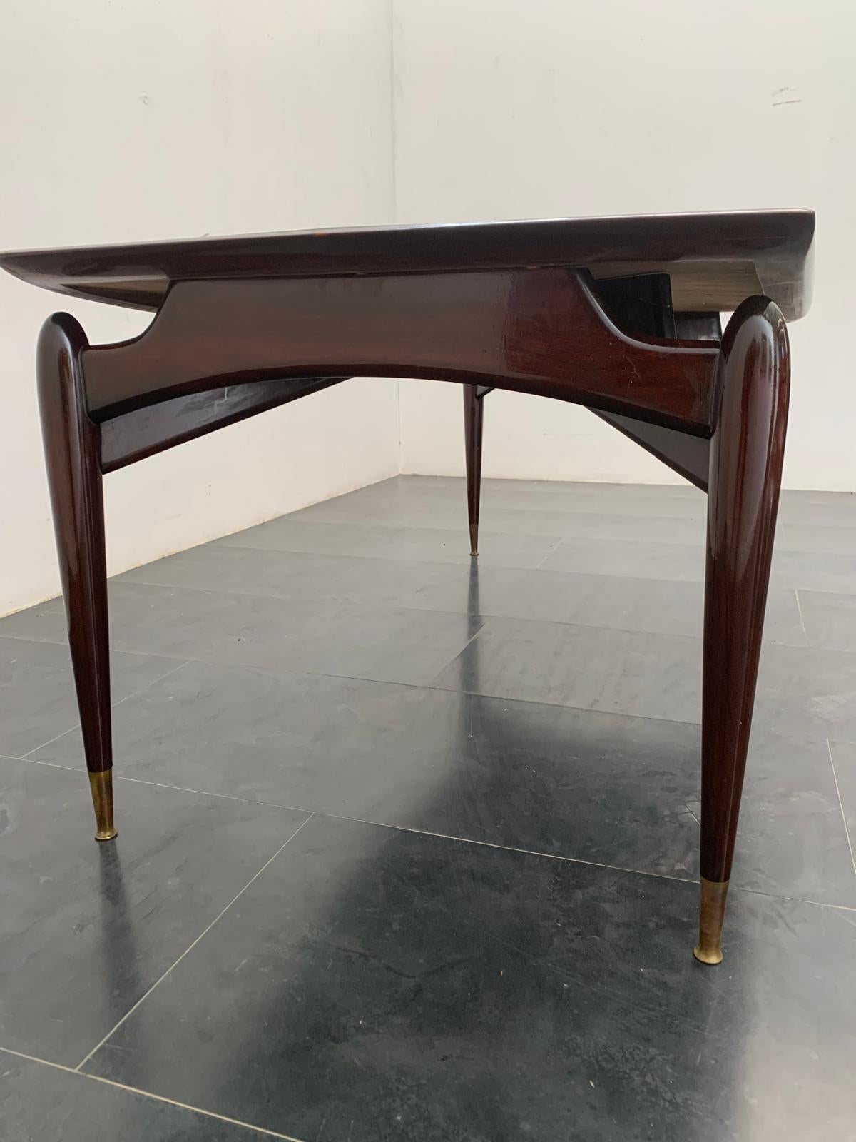 Table en acajou et palissandre avec pointes en laiton, années 1950 en vente 1