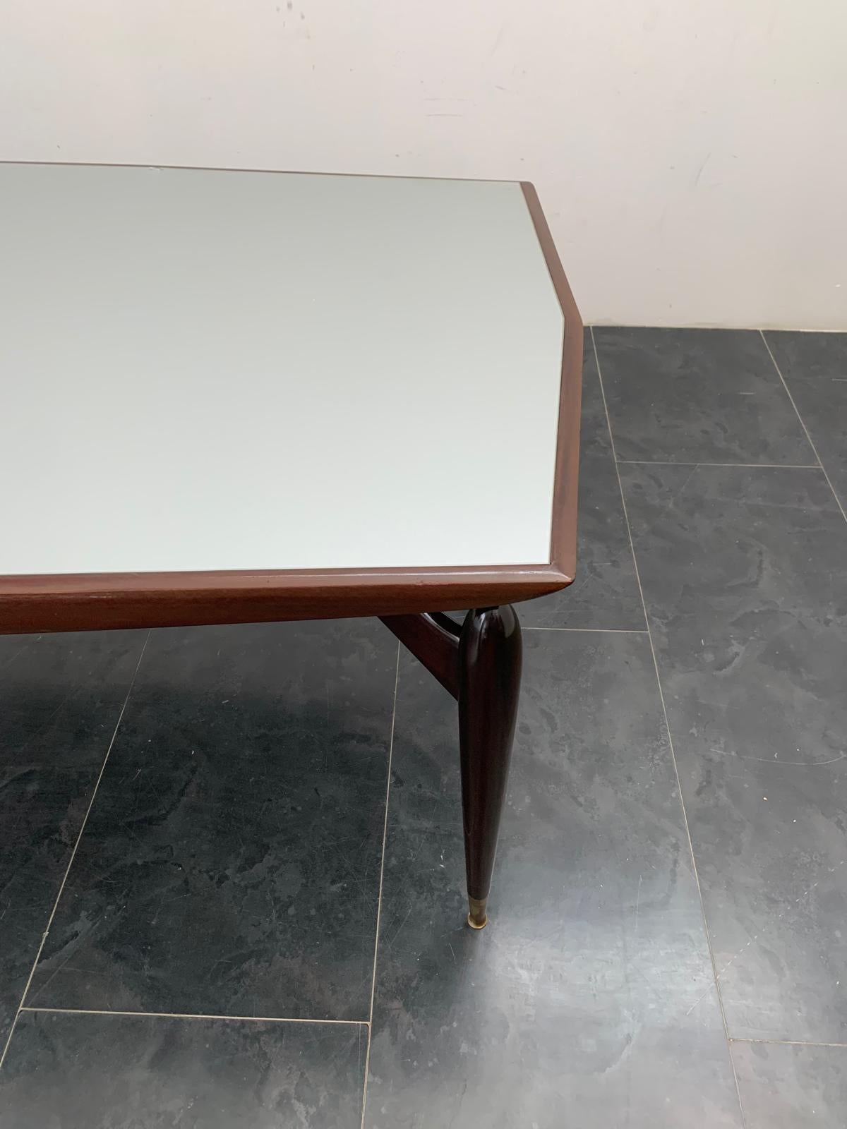Table en acajou et palissandre avec pointes en laiton, années 1950 en vente 2