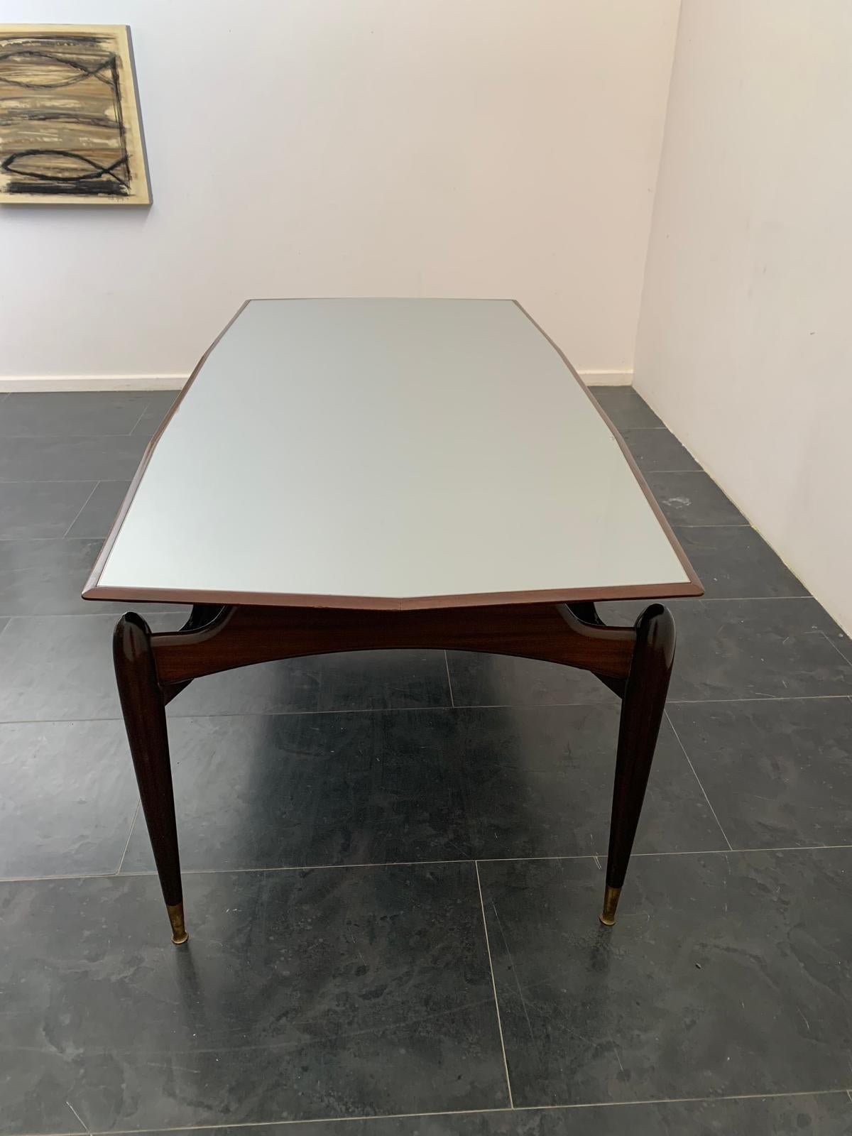 Table en acajou et palissandre avec pointes en laiton, années 1950 en vente 3