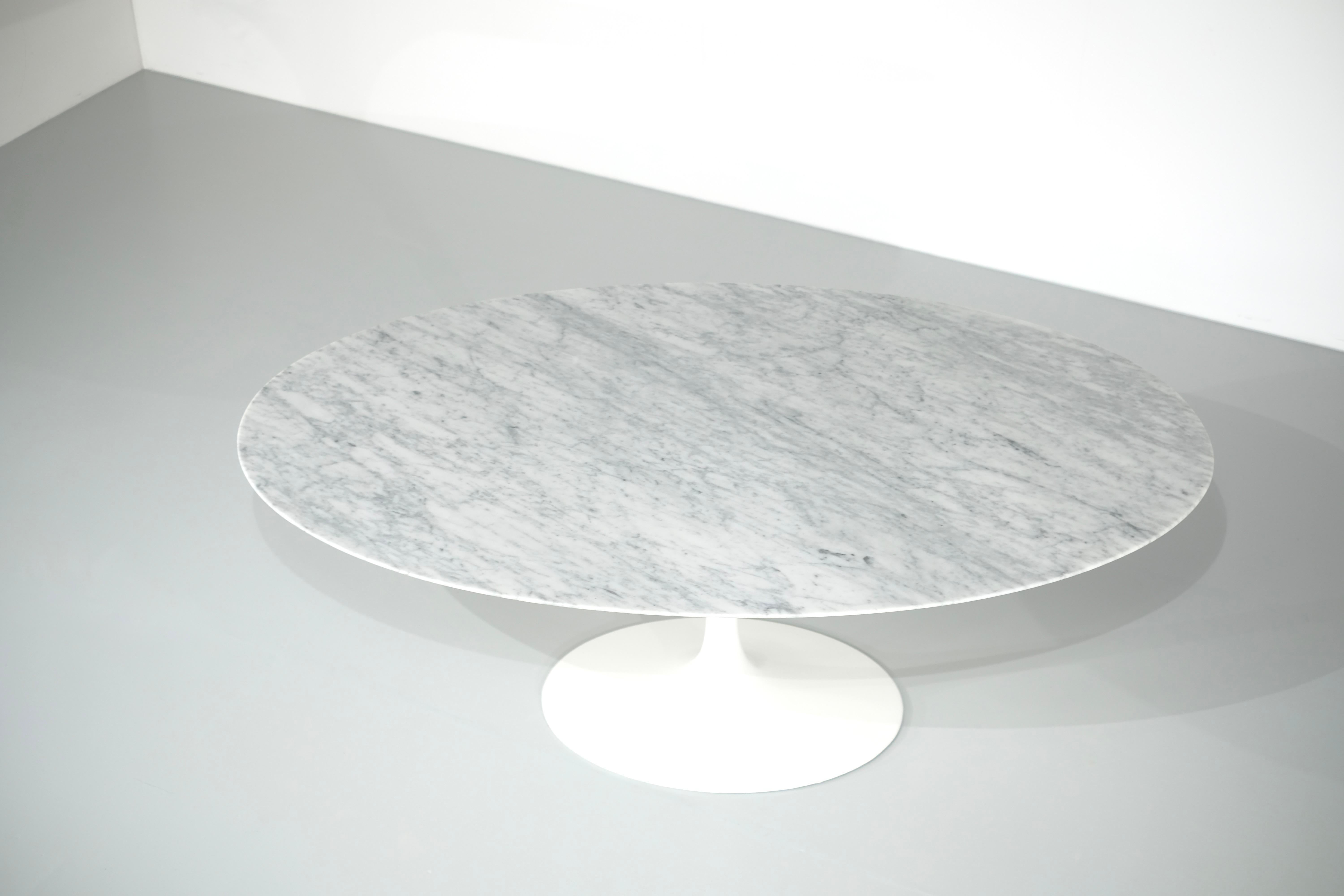 Oval table in marble model 