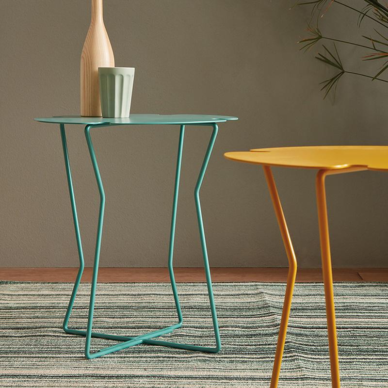 Moderne Table en métal « Corolla » en vente