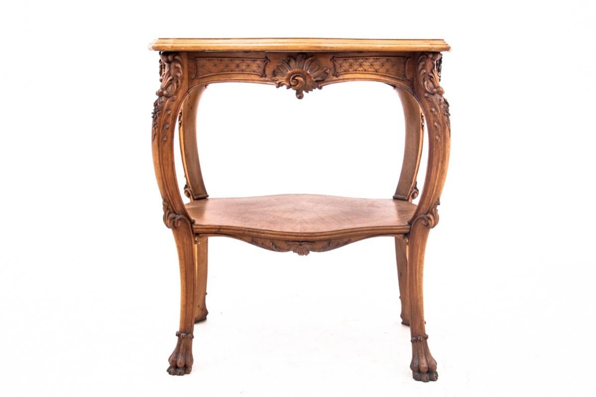An elegant table in the style of Louis Philippe, comes from France around 1870. In good condition.

Wood: Walnut.

Dimensions:

Height: 76cm

Width: 72cm

Depth: 51cm