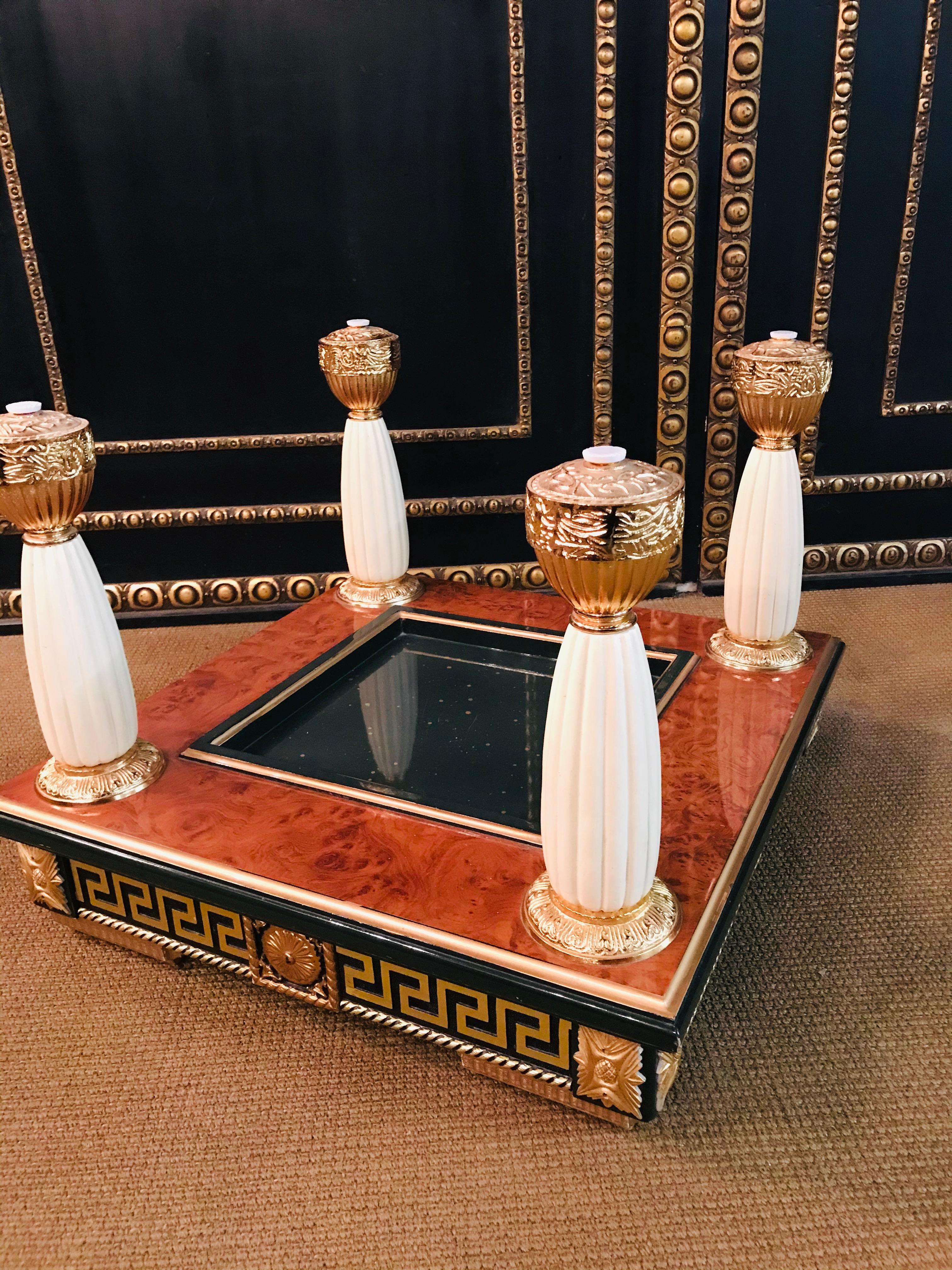 Table de style Versace avec cadre à 4 colonnes en placage de racines d'érable en vente 5