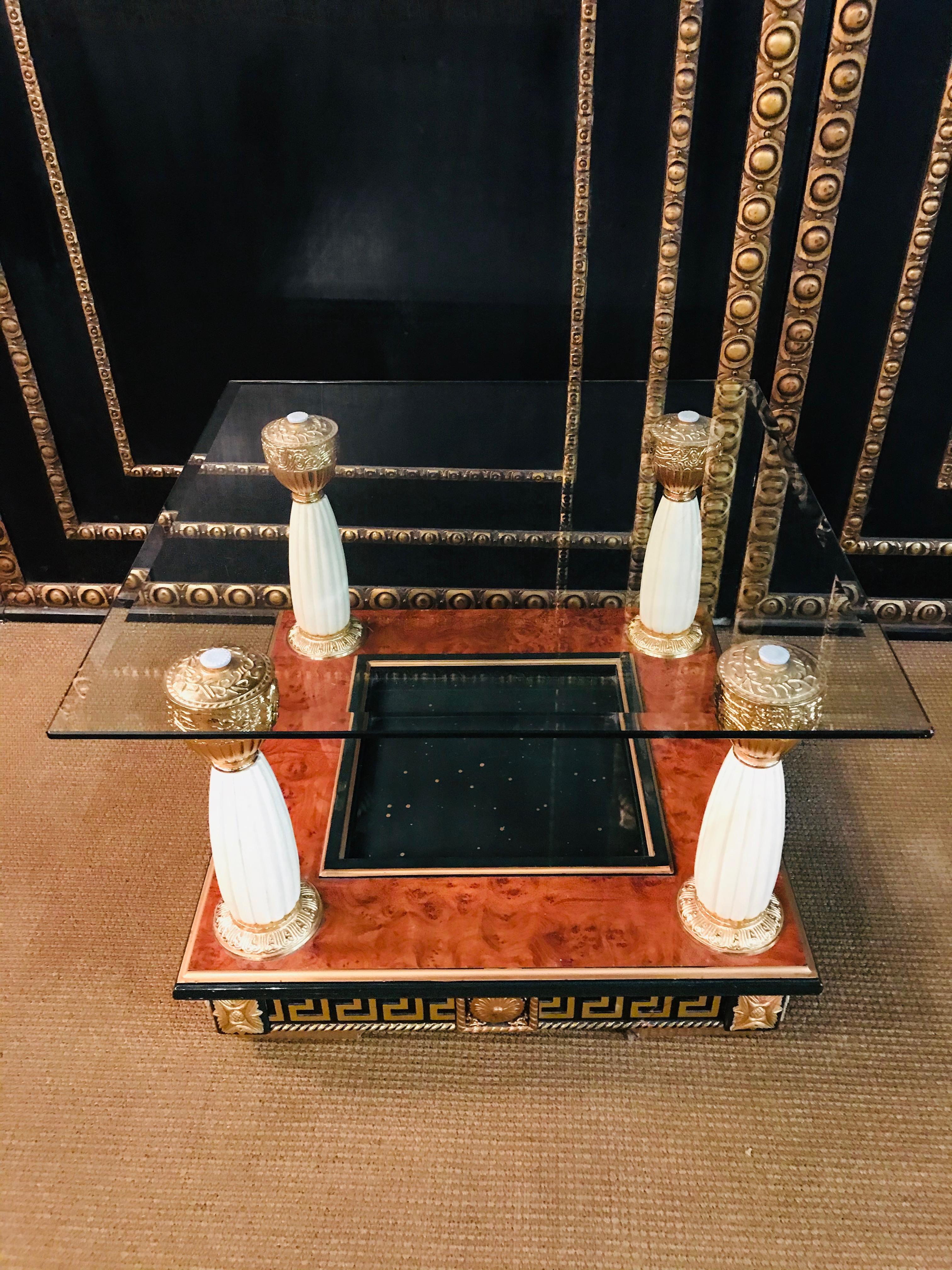 italien Table de style Versace avec cadre à 4 colonnes en placage de racines d'érable en vente