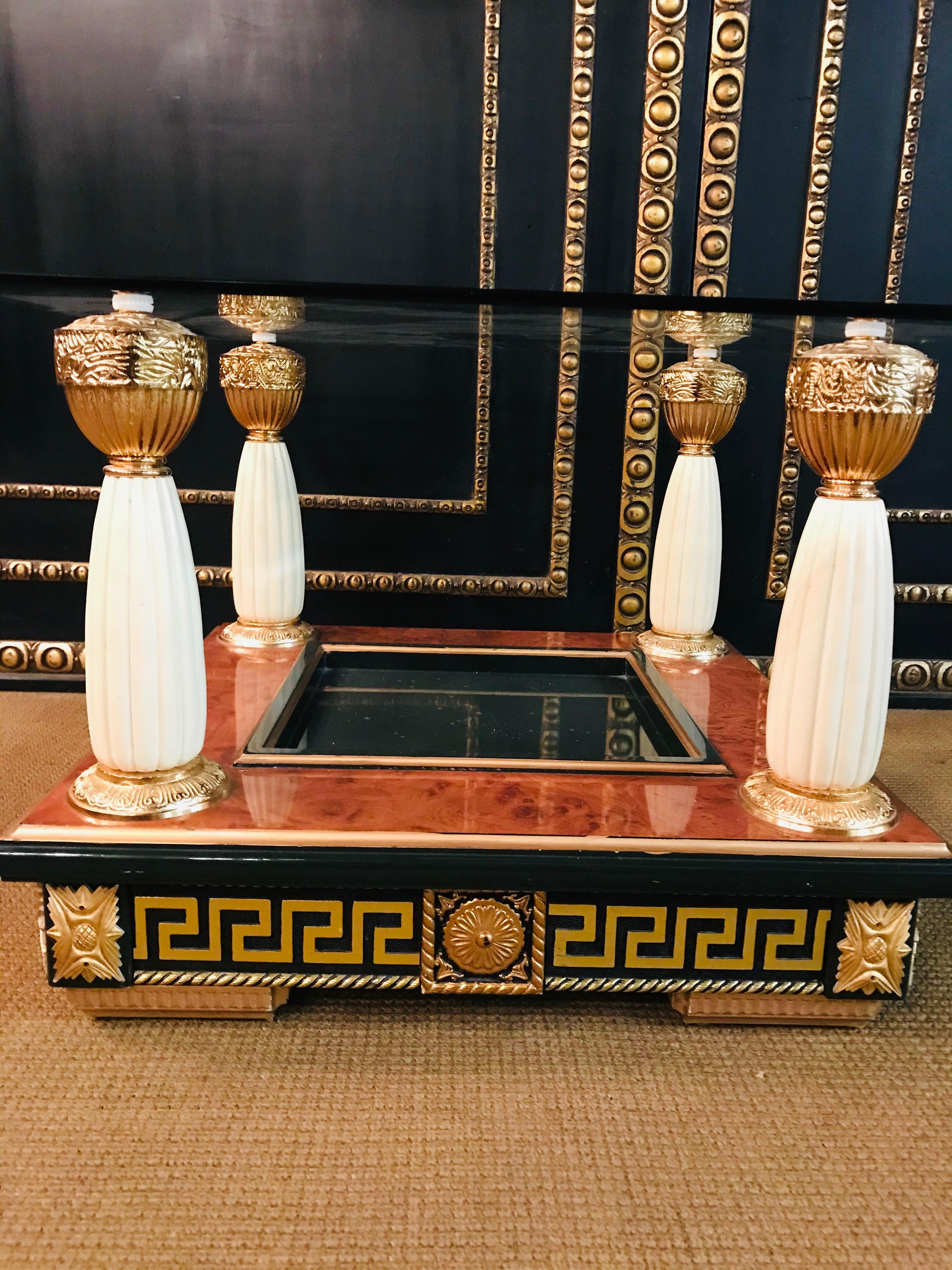 Érable Table de style Versace avec cadre à 4 colonnes en placage de racines d'érable en vente