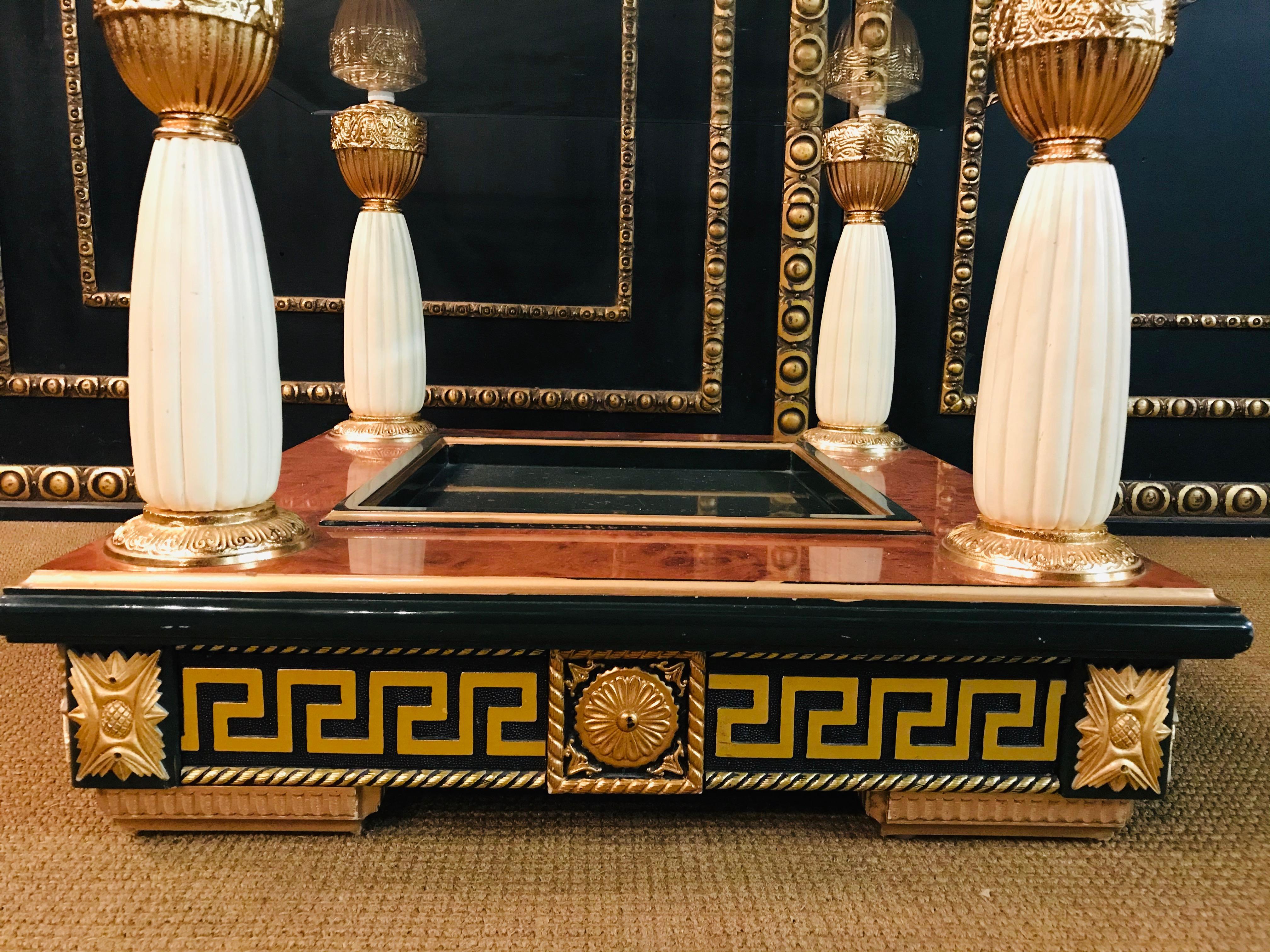 Table de style Versace avec cadre à 4 colonnes en placage de racines d'érable en vente 1