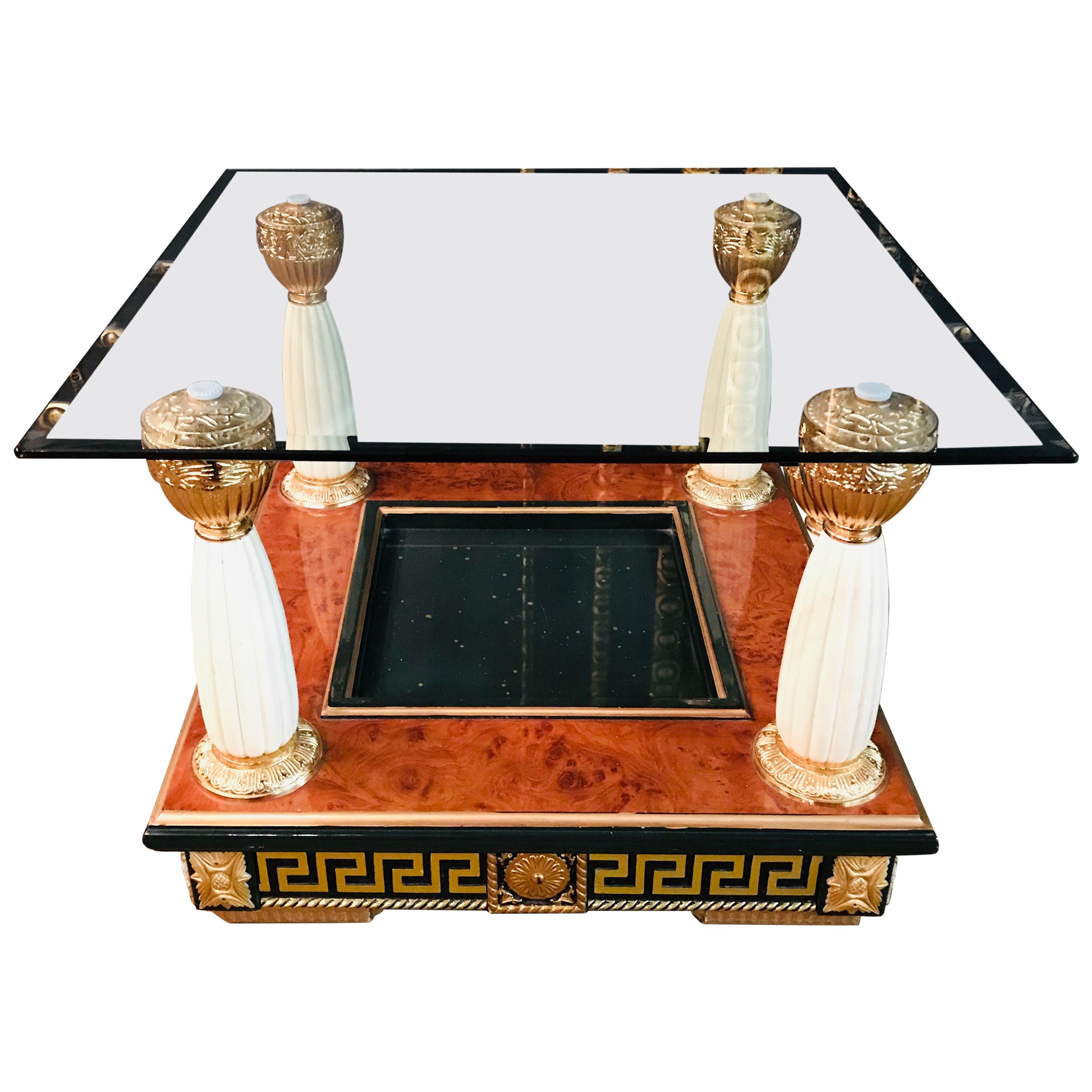 Table de style Versace avec cadre à 4 colonnes en placage de racines d'érable en vente