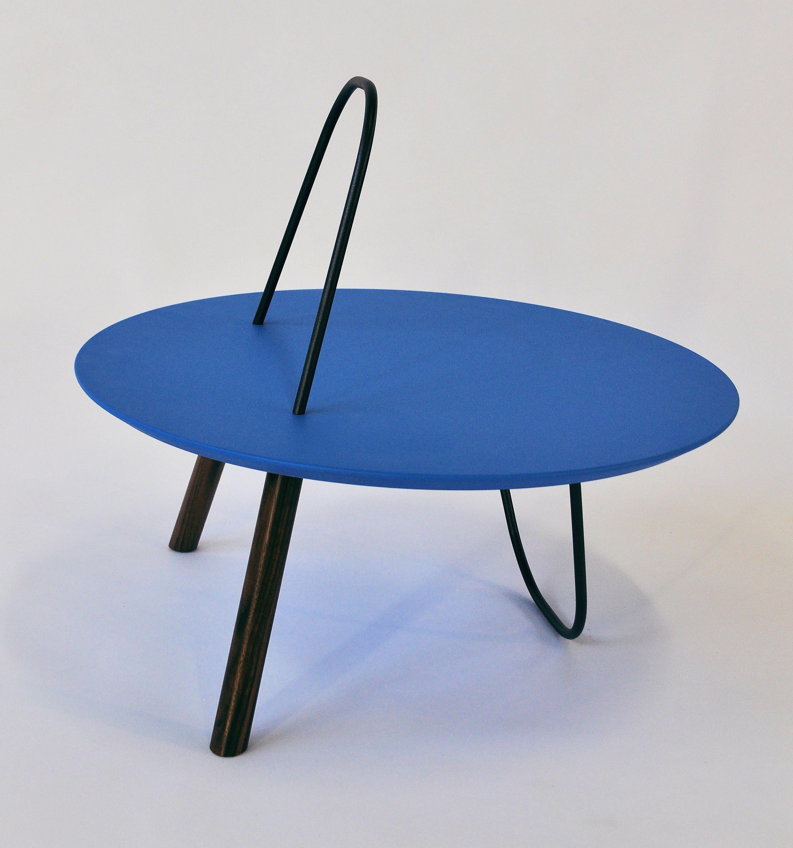 As free trajectories in space, metal structures create winding geometries. Orbit is a family of tables with a unique image. Curved tubulars cross, on several levels, with circular or elliptical wooden tops. ORBIT coffee table on one or two levels is