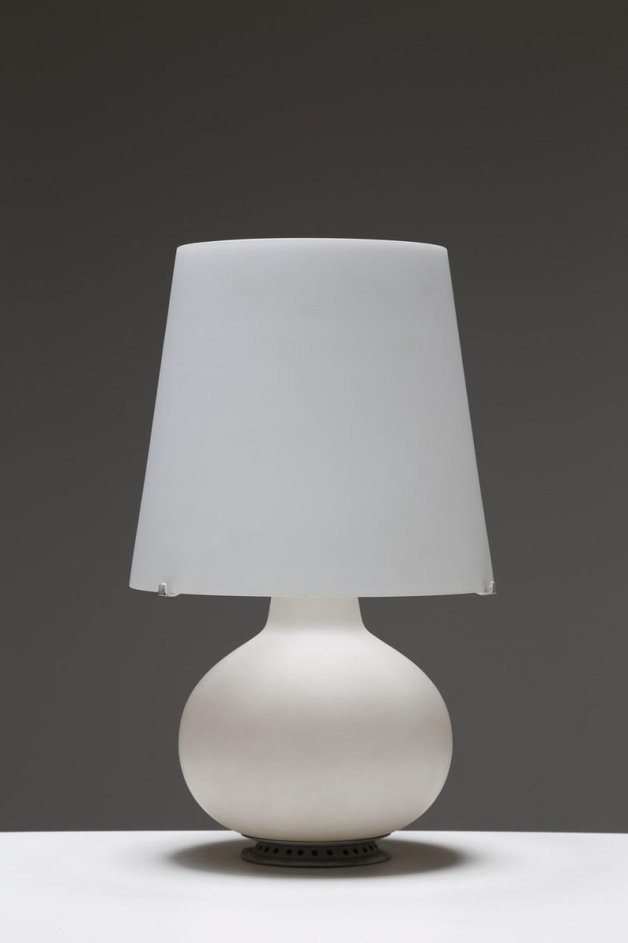 Lámpara de sobremesa mod. 1853 base y pantalla de cristal entubado satinado, estructura de metal lacado blanco, Fontana Arte, 1954.

