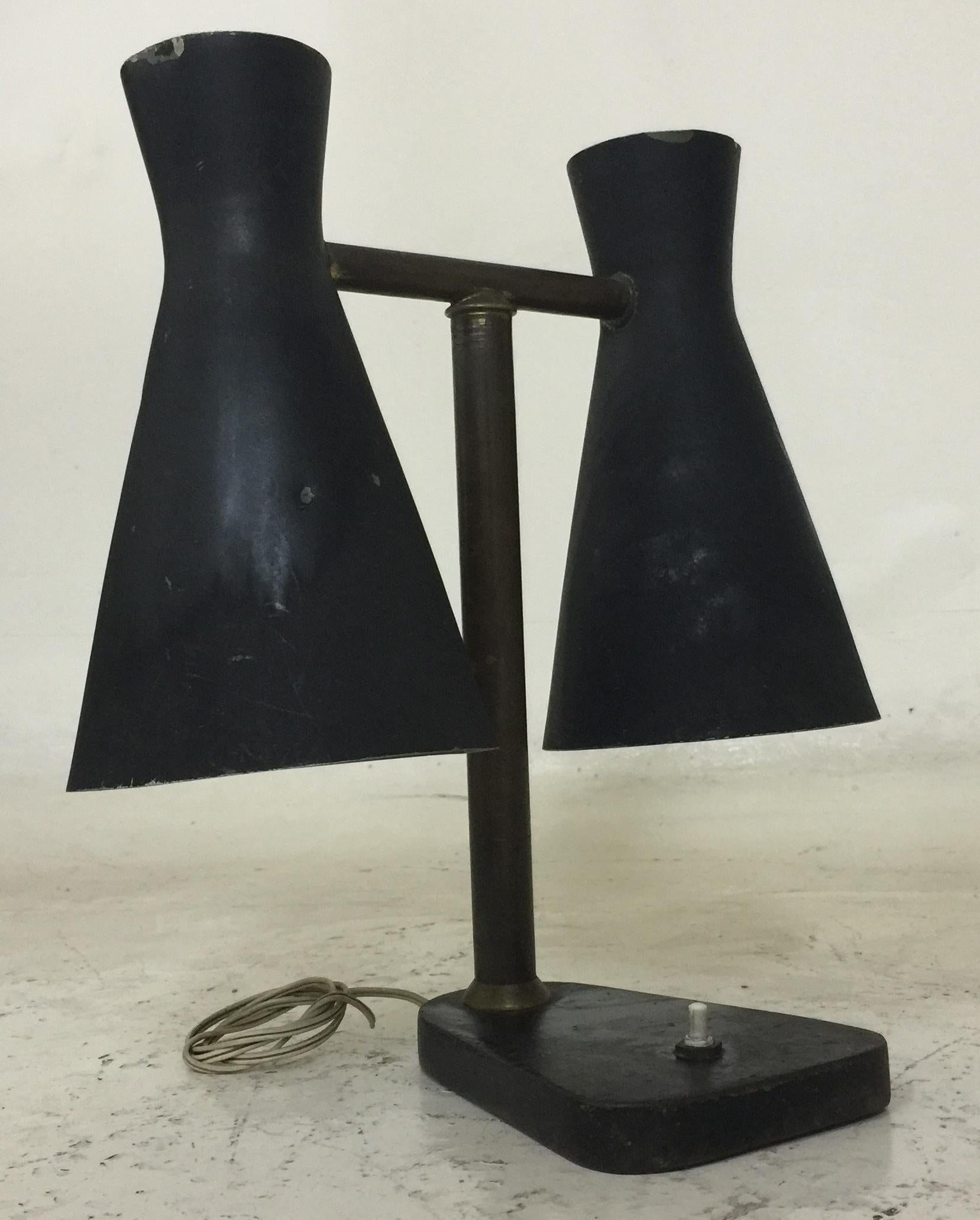 Ère spatiale Lampe de table, 1955, France, attribuée à Mouille Serge en vente