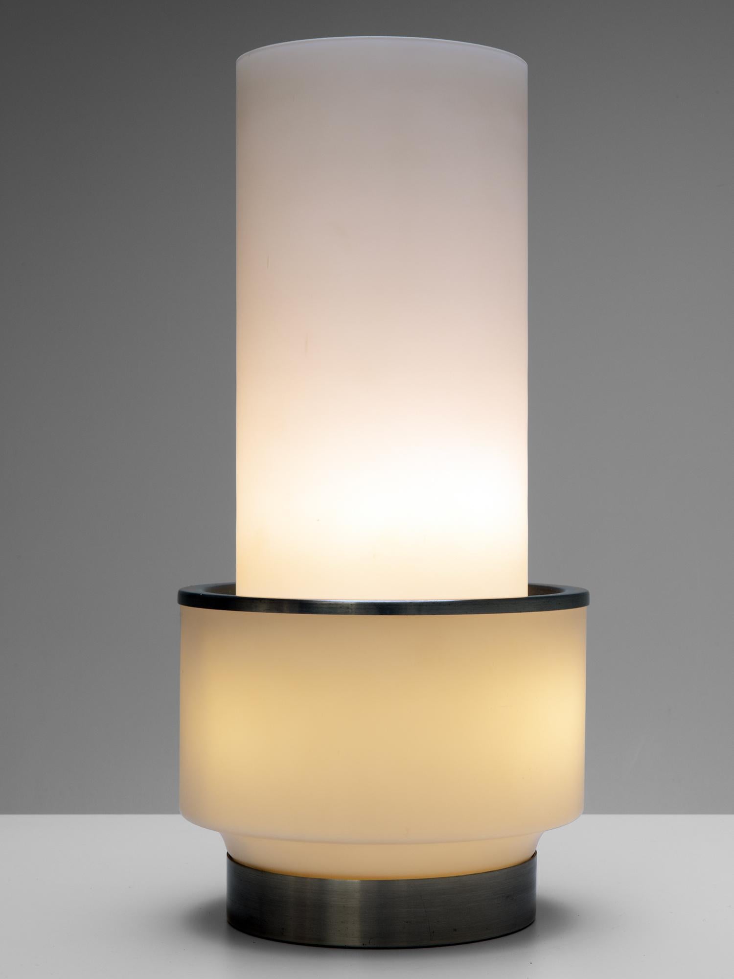 Questa lampada nasce dalla collaborazione trentennale di Pia Guidetti Crippa con il marchio italiano Lumi.
Lumi, specializzata in illuminazione, ha raggiunto uno standard di alta qualità nei suoi prodotti grazie alla lavorazione manuale e