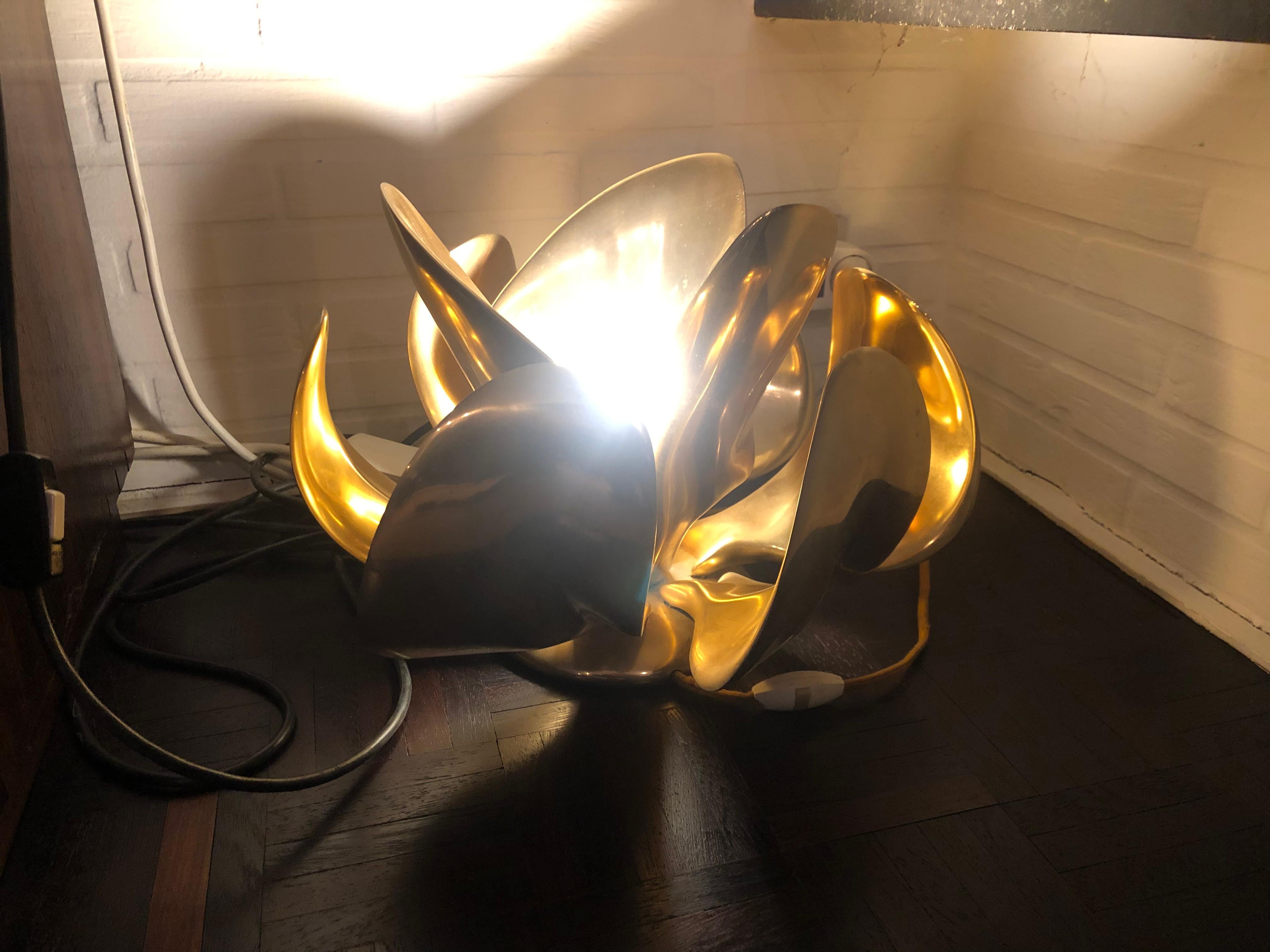 Spectacular table lamp by French designer Michel Armand consisting in a stylised flower in golden bronze.
Very good quality and very heavy.
Stylish ambiance’s lights and very rare model.