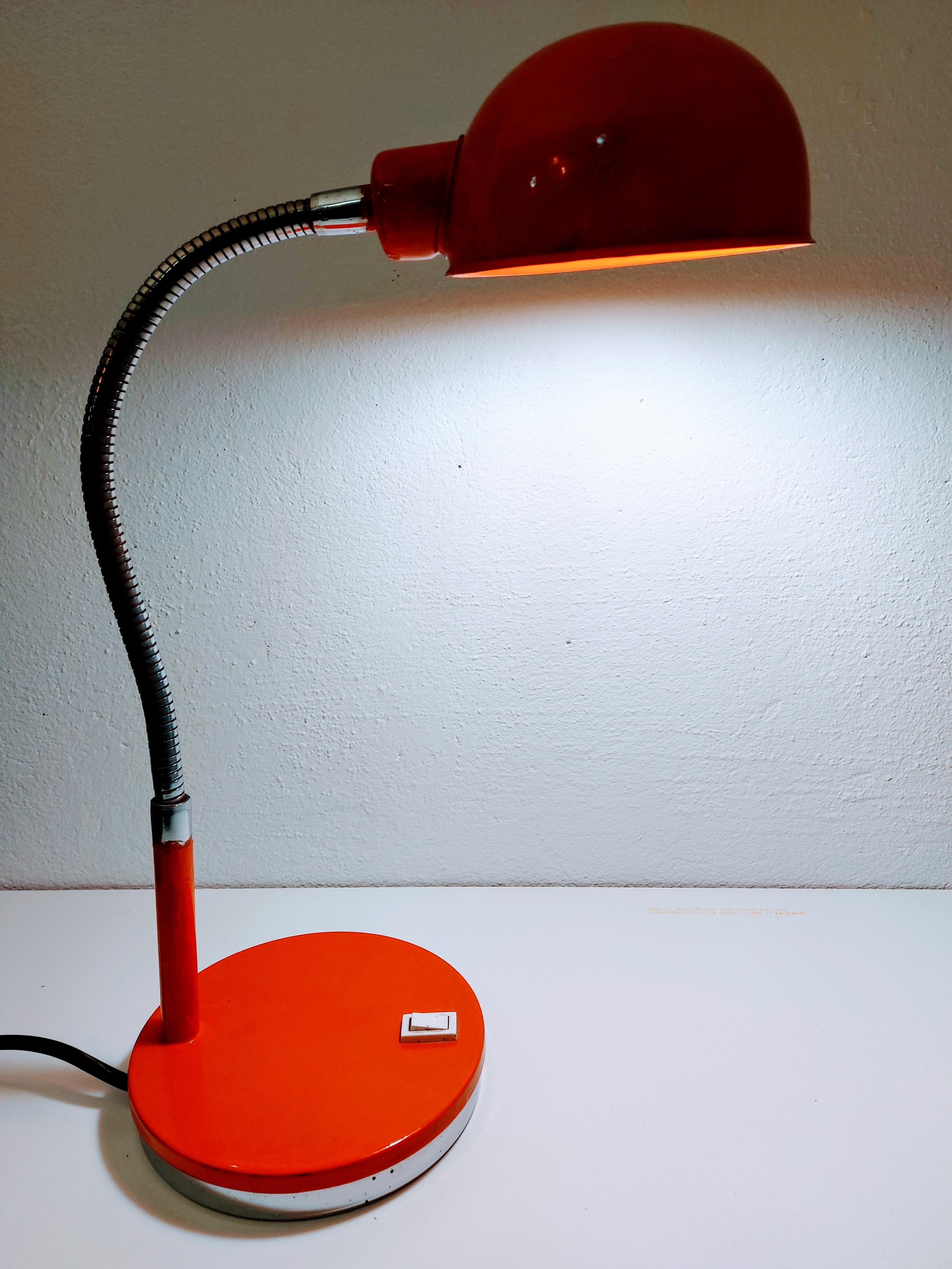 Vintage Tischlampe

Farbe: Orange

MATERIAL: Metall

Zeitraum: 1970s

Stil: Industriell.