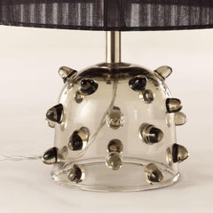 Tischlampe „Multiforme“, graues Glas, schwarzer Lampenschirm, durchsichtige Bugne-Muster