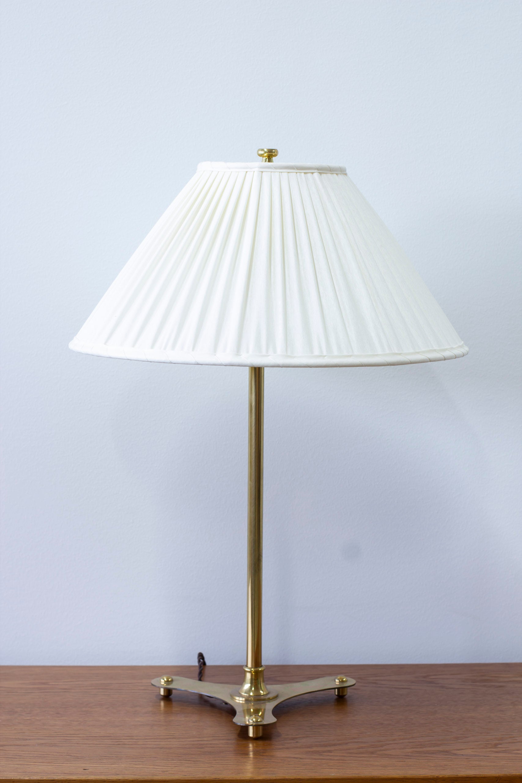 Table lamp model 2467 designed by Josef Frank. Produced in Sweden by Svenskt Tenn. designed in 1938, this piece of a later manufacturing. Brass and original shade re-sewn with single pleating in chintz fabric. Very good vintage condition with few